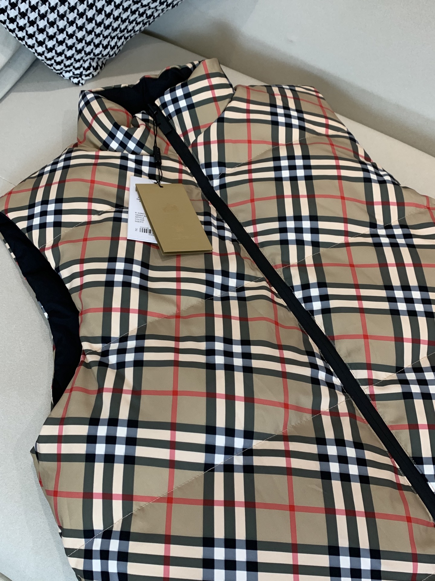 。25秋冬新款Burberry格纹两面穿羽绒马甲双面两穿设计独特性与实用性：这款背心采用双面两穿设计，一