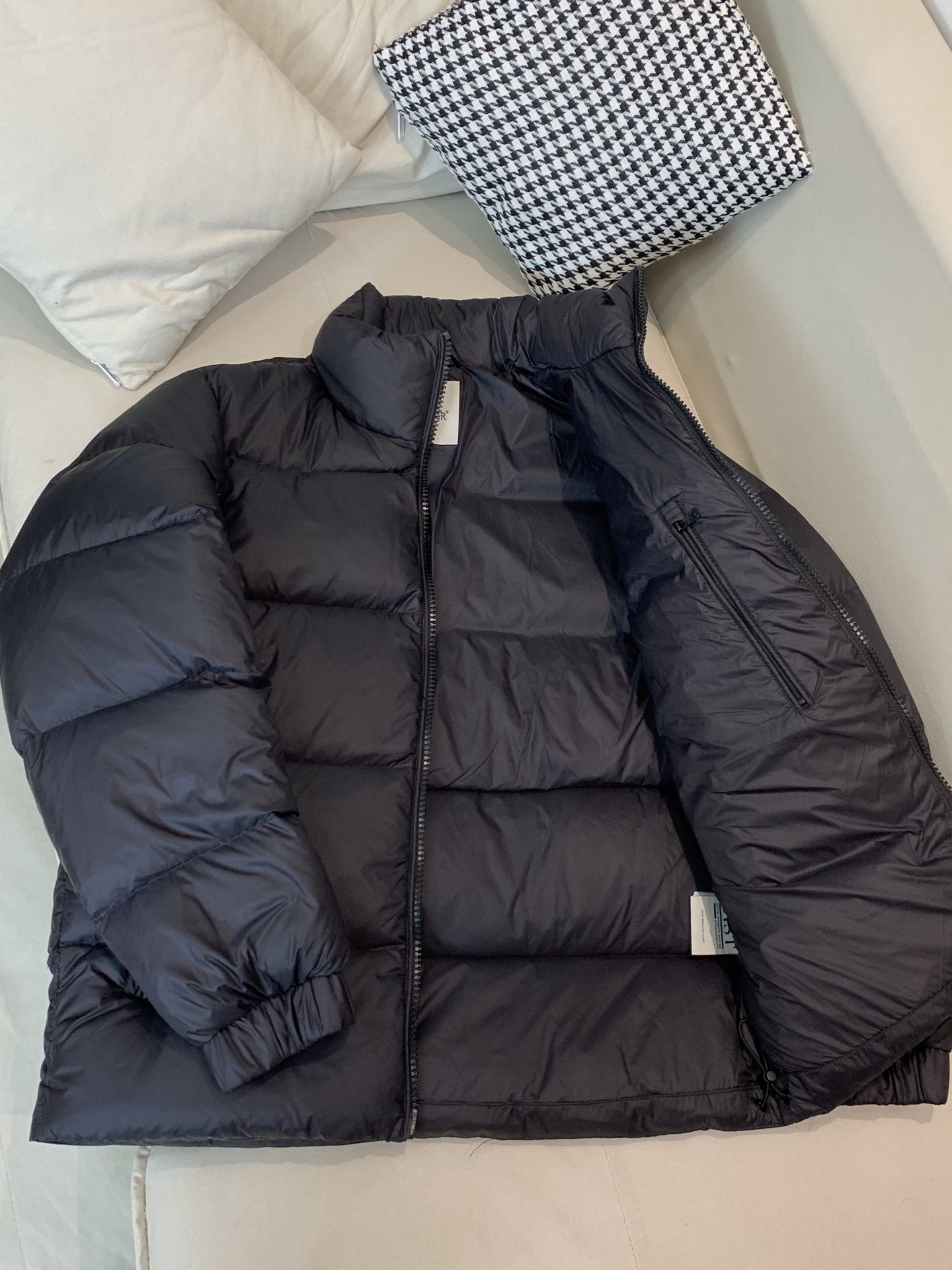 。秋冬新款🆕羽绒服 原版1:1订制五金配件全进口原版定制 欢迎专柜对比 绝对的高品质 采用顶级95白鸭绒