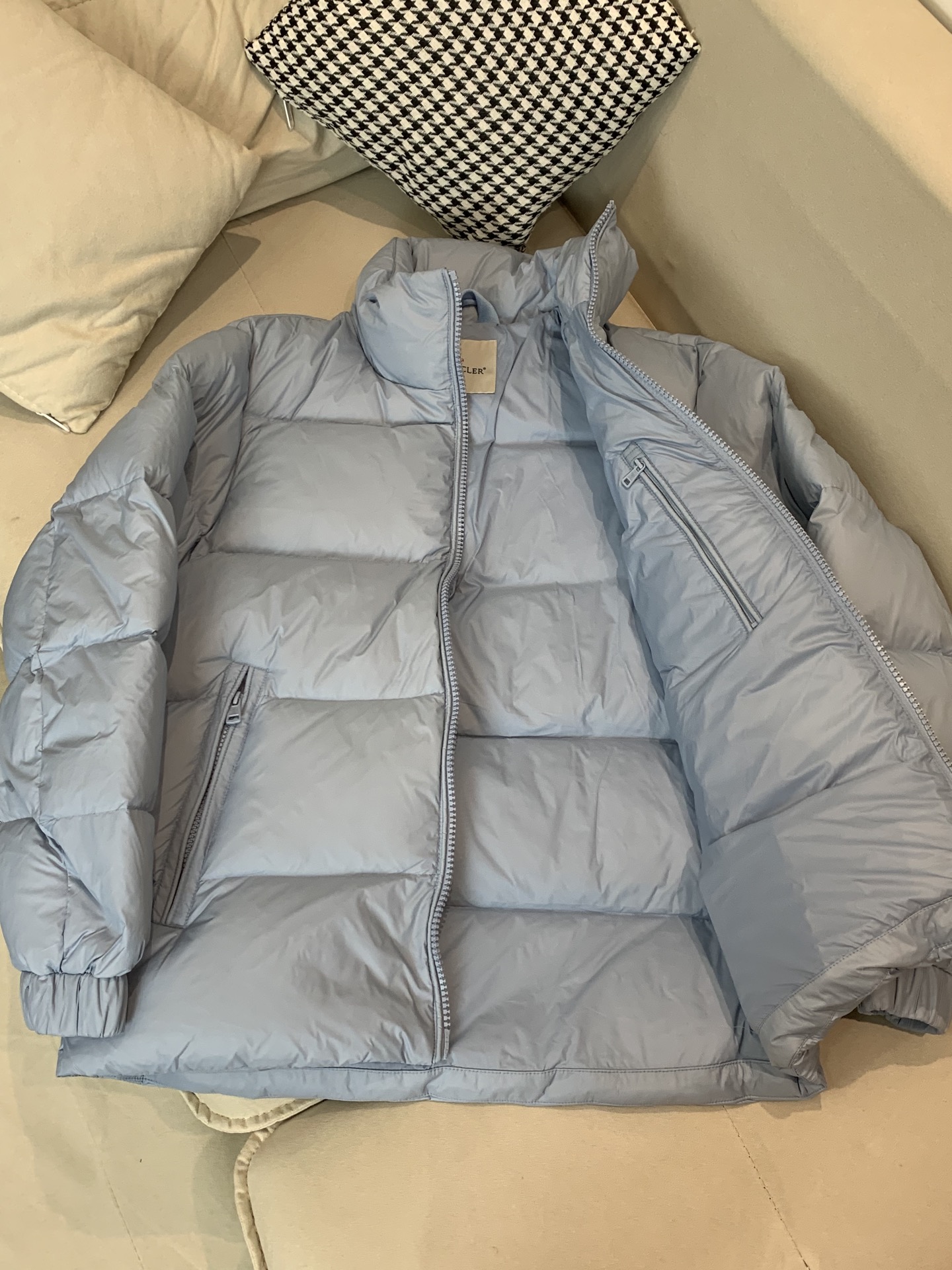 。秋冬新款🆕羽绒服 原版1:1订制五金配件全进口原版定制 欢迎专柜对比 绝对的高品质 采用顶级95白鸭绒