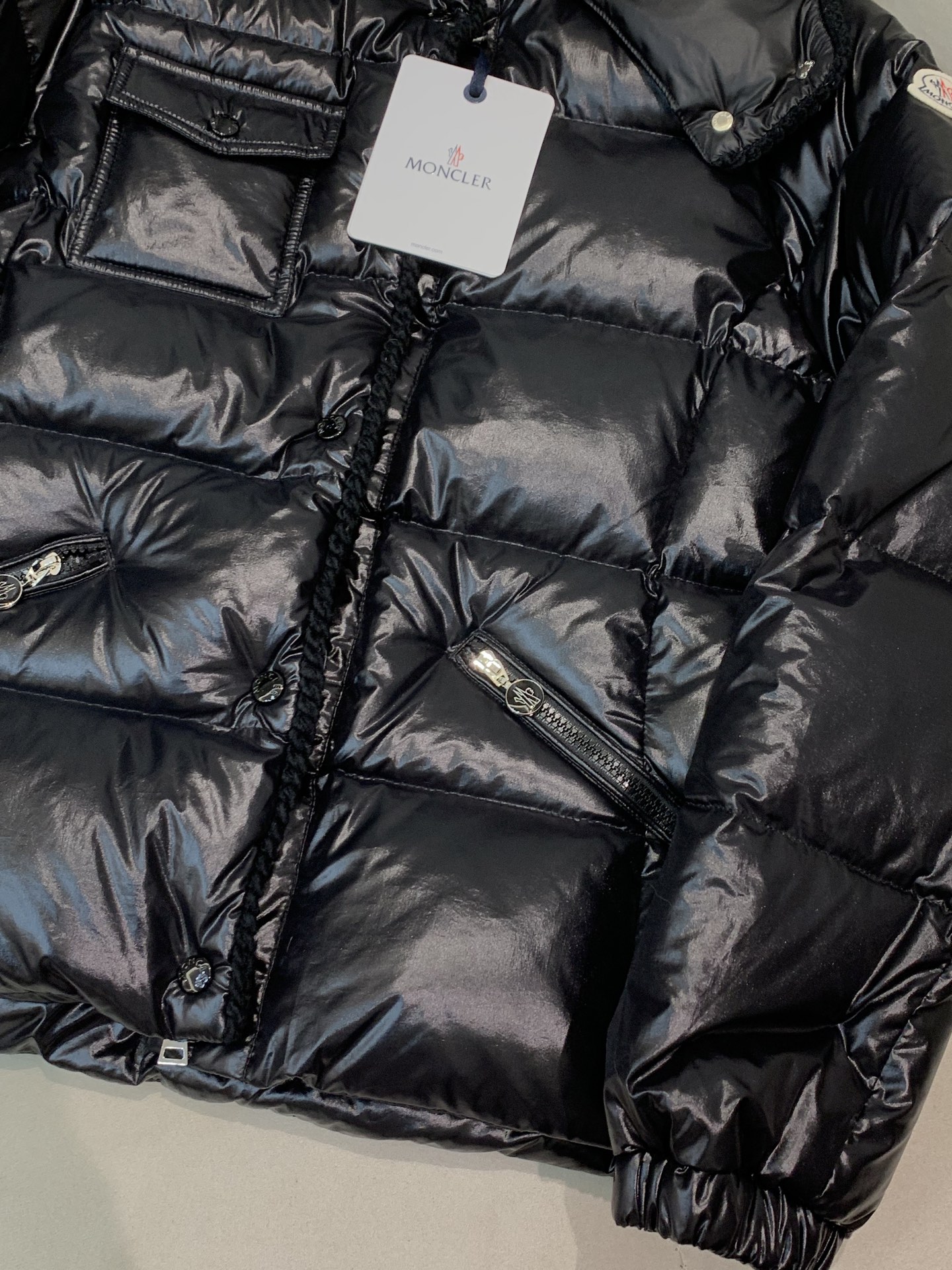 。Moncler蒙口25女冬GLAREINS收腰连帽亮羽绒服，超显瘦版型穿上秒变小蛮腰，内填90白鸭绒，