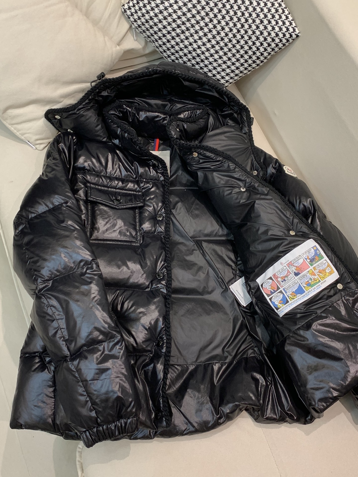 。Moncler蒙口25女冬GLAREINS收腰连帽亮羽绒服，超显瘦版型穿上秒变小蛮腰，内填90白鸭绒，