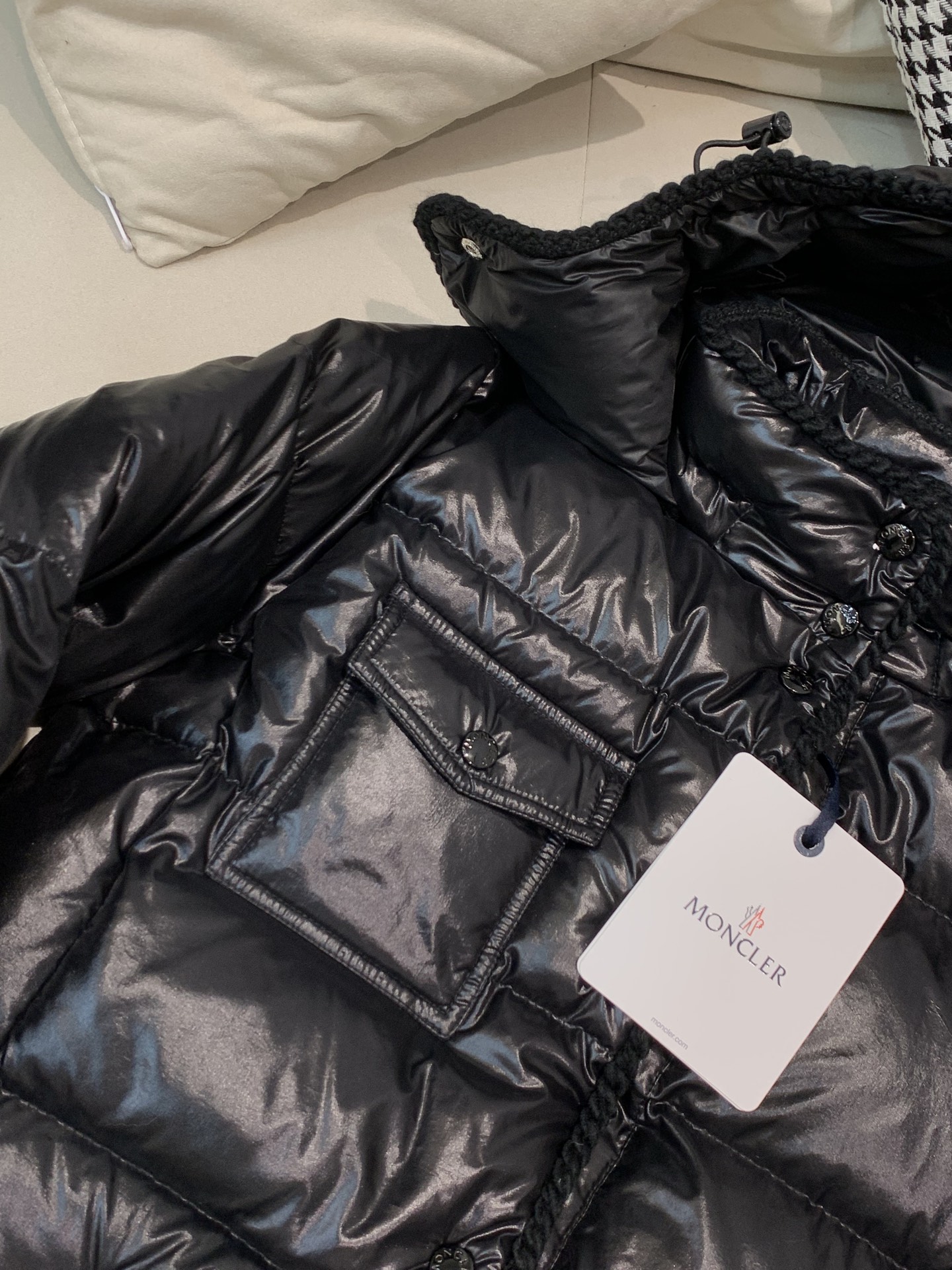 。Moncler蒙口25女冬GLAREINS收腰连帽亮羽绒服，超显瘦版型穿上秒变小蛮腰，内填90白鸭绒，