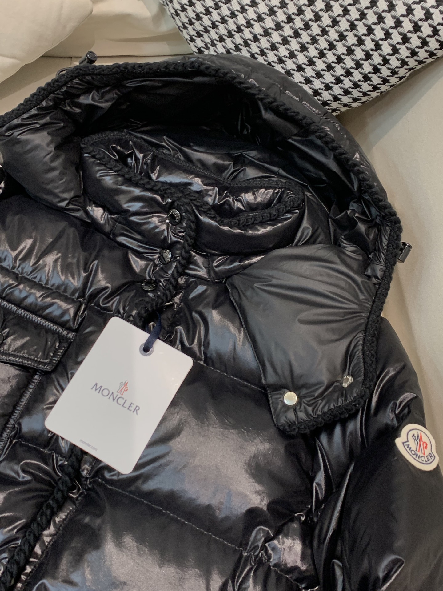 。Moncler蒙口25女冬GLAREINS收腰连帽亮羽绒服，超显瘦版型穿上秒变小蛮腰，内填90白鸭绒，