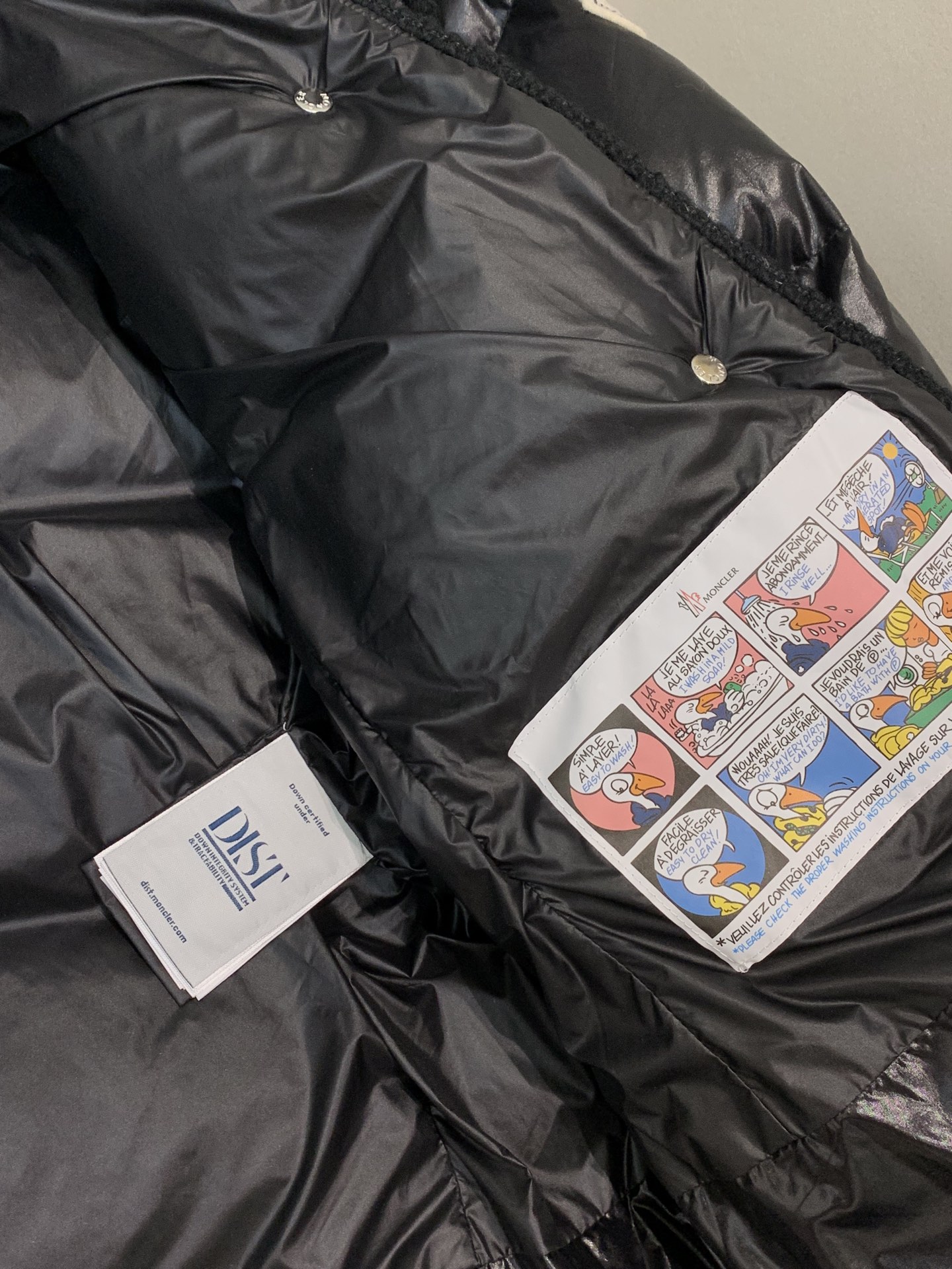 。Moncler蒙口25女冬GLAREINS收腰连帽亮羽绒服，超显瘦版型穿上秒变小蛮腰，内填90白鸭绒，