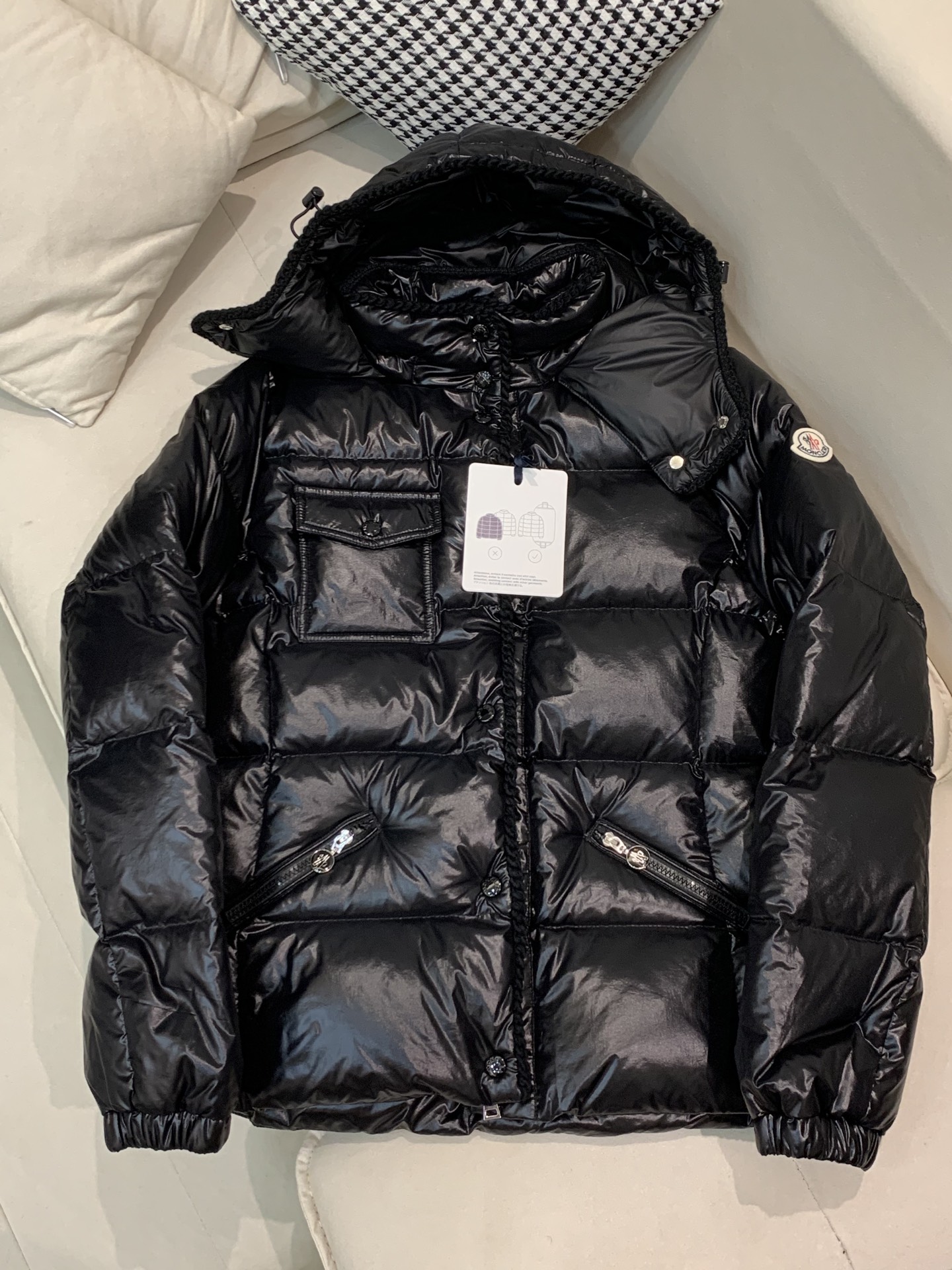 。Moncler蒙口25女冬GLAREINS收腰连帽亮羽绒服，超显瘦版型穿上秒变小蛮腰，内填90白鸭绒，