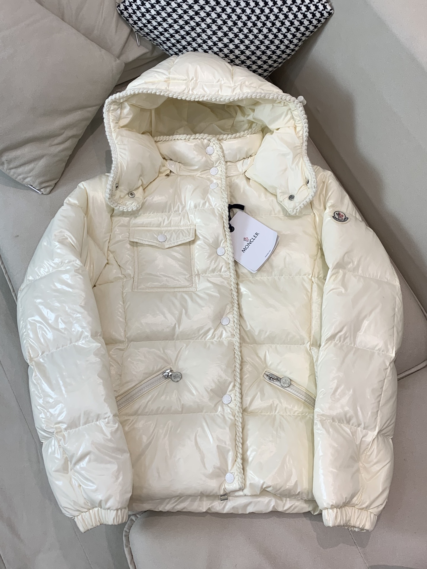 。Moncler蒙口25女冬GLAREINS收腰连帽亮羽绒服，超显瘦版型穿上秒变小蛮腰，内填90白鸭绒，