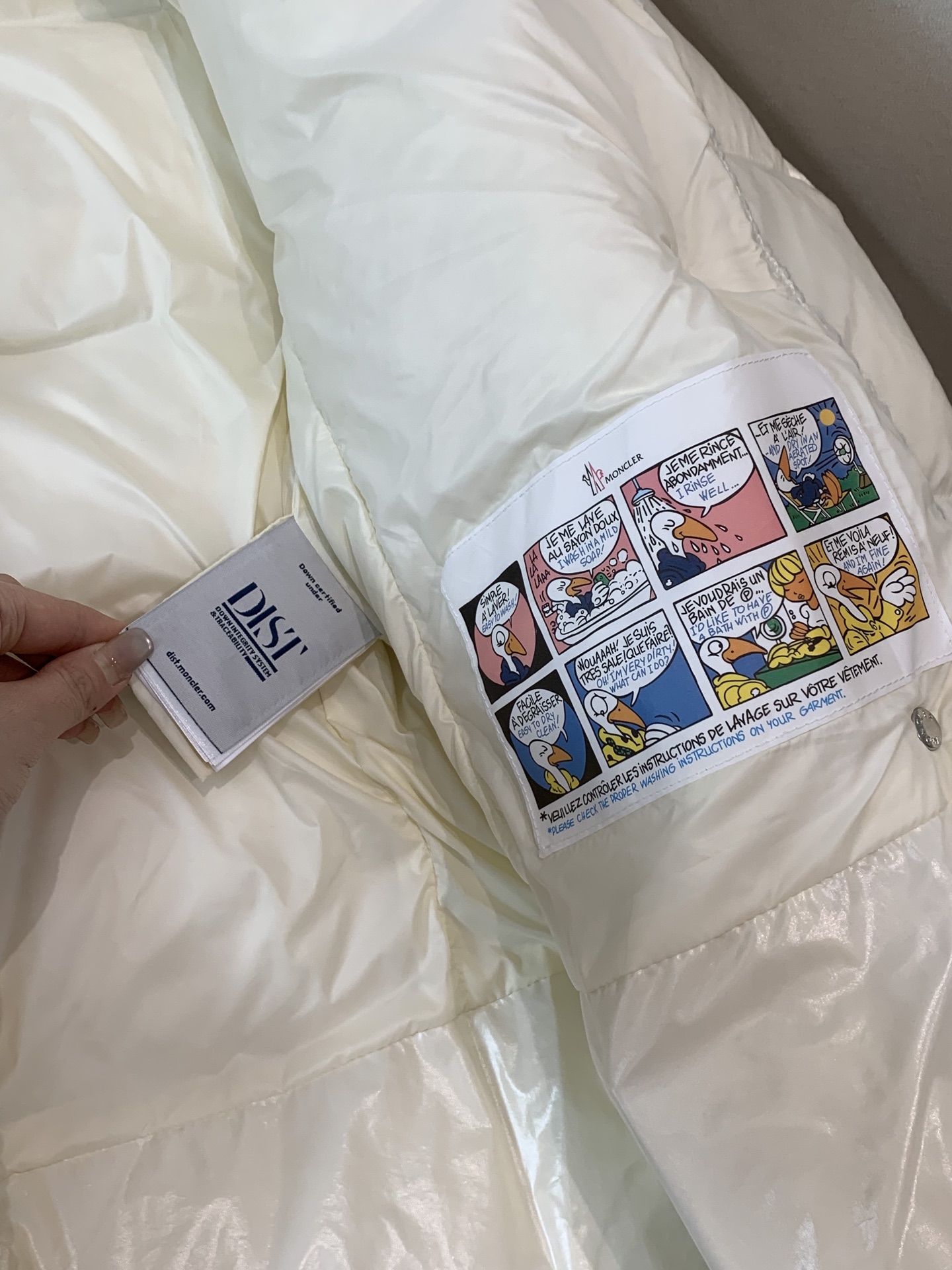 。Moncler蒙口25女冬GLAREINS收腰连帽亮羽绒服，超显瘦版型穿上秒变小蛮腰，内填90白鸭绒，