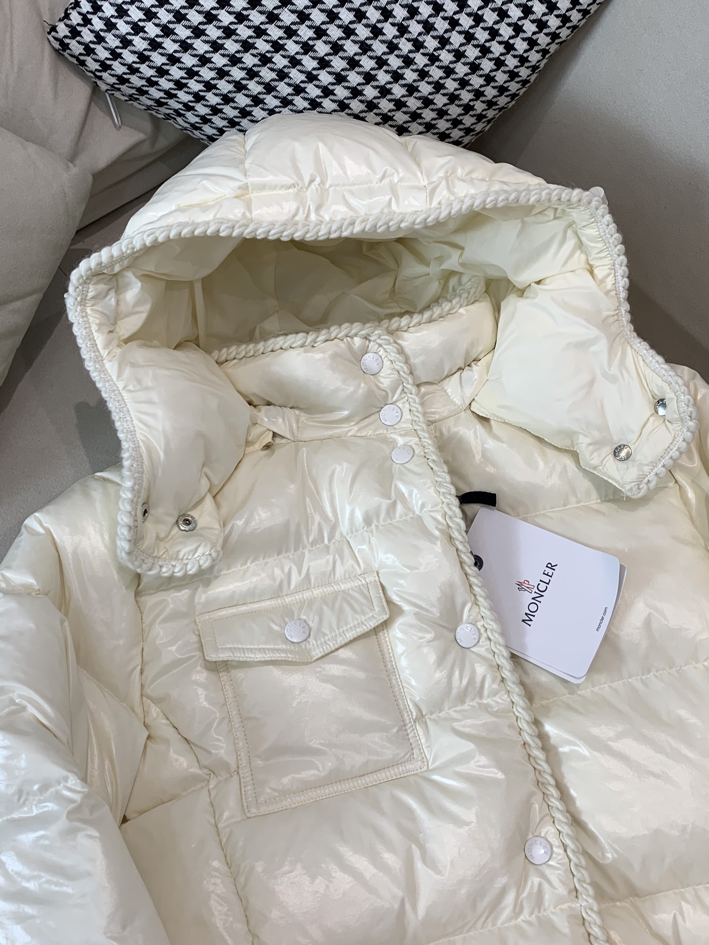 。Moncler蒙口25女冬GLAREINS收腰连帽亮羽绒服，超显瘦版型穿上秒变小蛮腰，内填90白鸭绒，