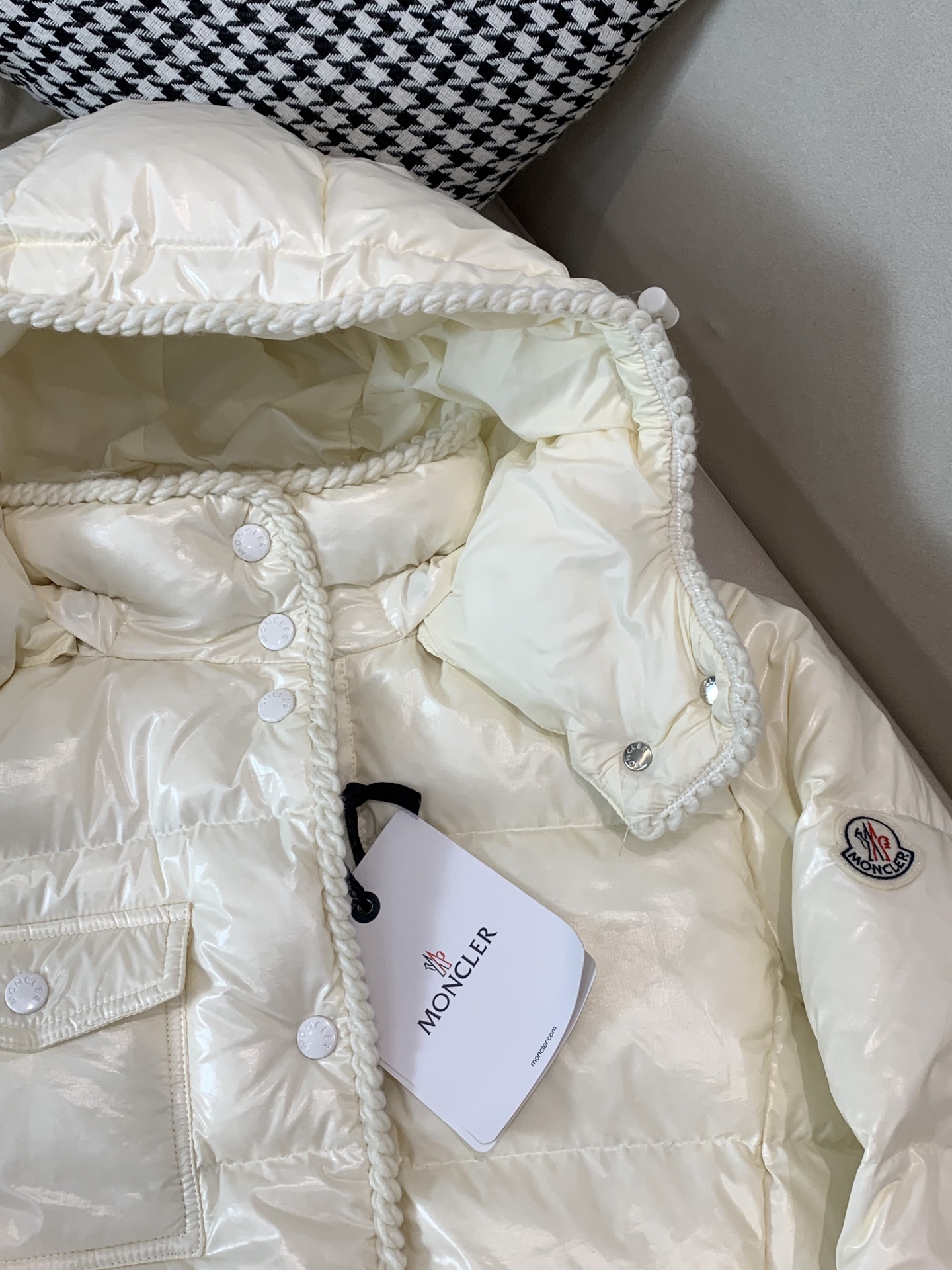 。Moncler蒙口25女冬GLAREINS收腰连帽亮羽绒服，超显瘦版型穿上秒变小蛮腰，内填90白鸭绒，