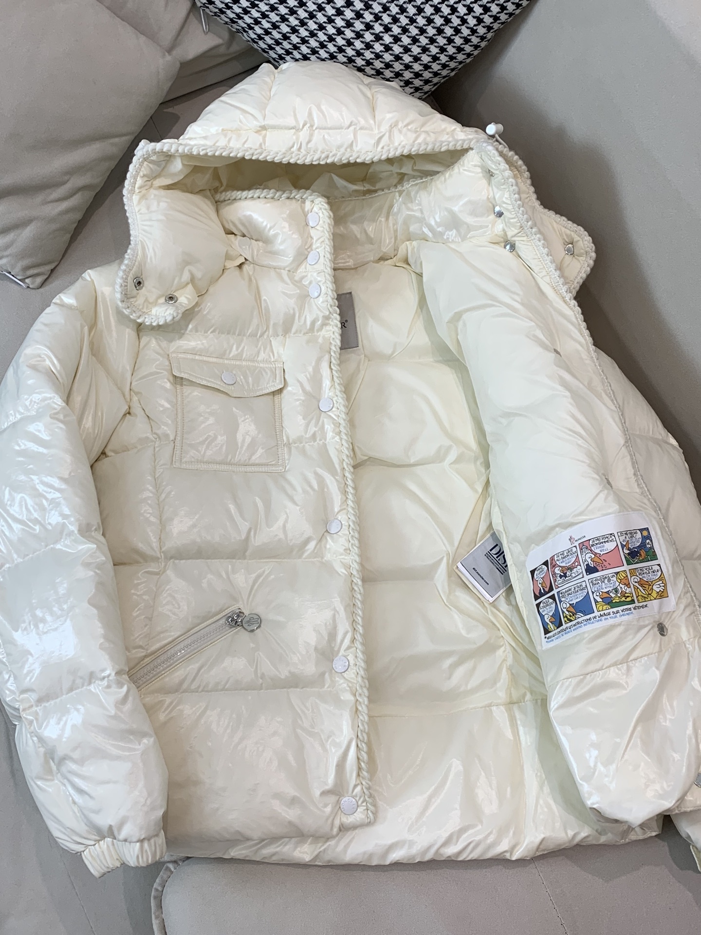 。Moncler蒙口25女冬GLAREINS收腰连帽亮羽绒服，超显瘦版型穿上秒变小蛮腰，内填90白鸭绒，