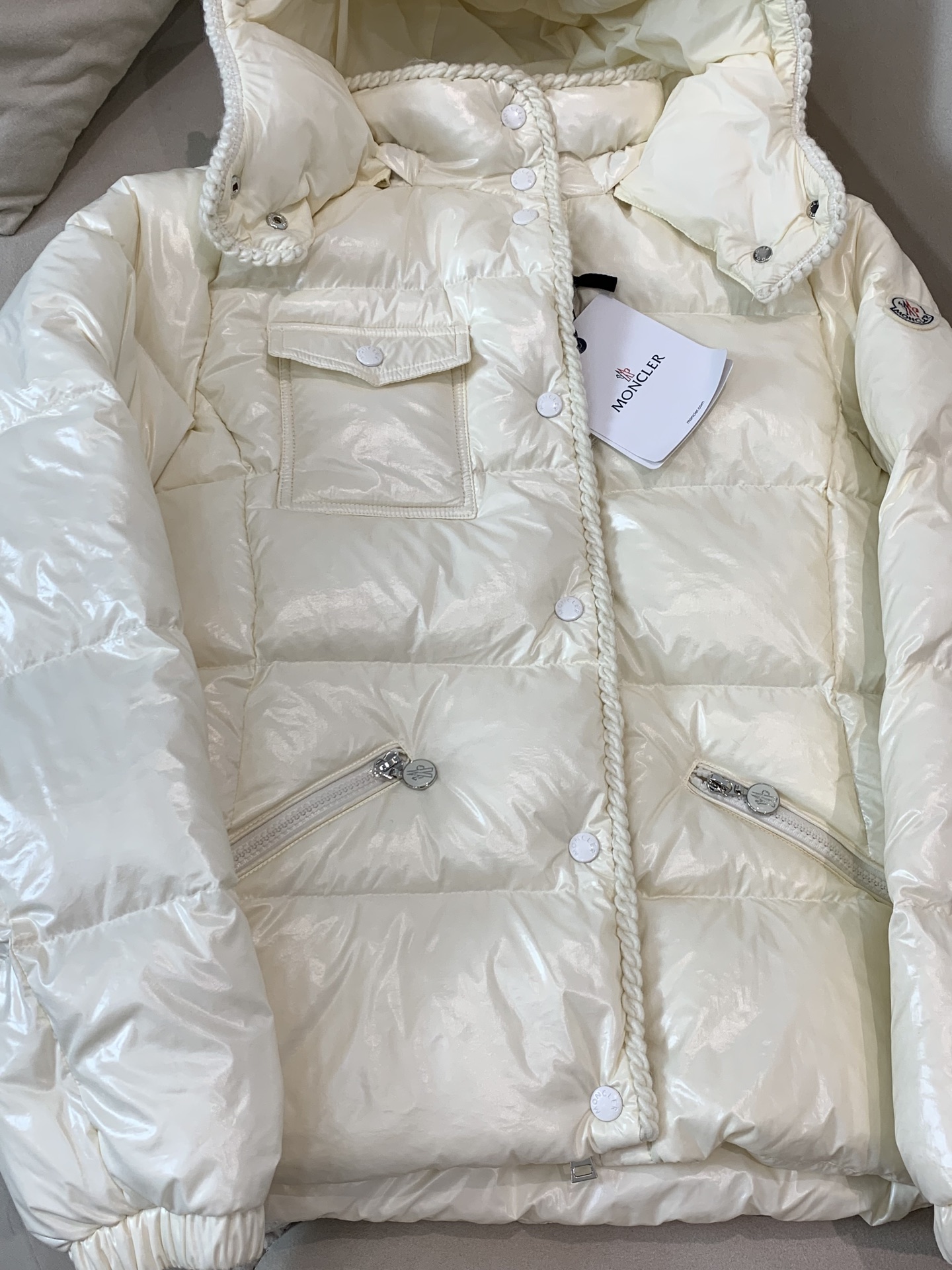 。Moncler蒙口25女冬GLAREINS收腰连帽亮羽绒服，超显瘦版型穿上秒变小蛮腰，内填90白鸭绒，