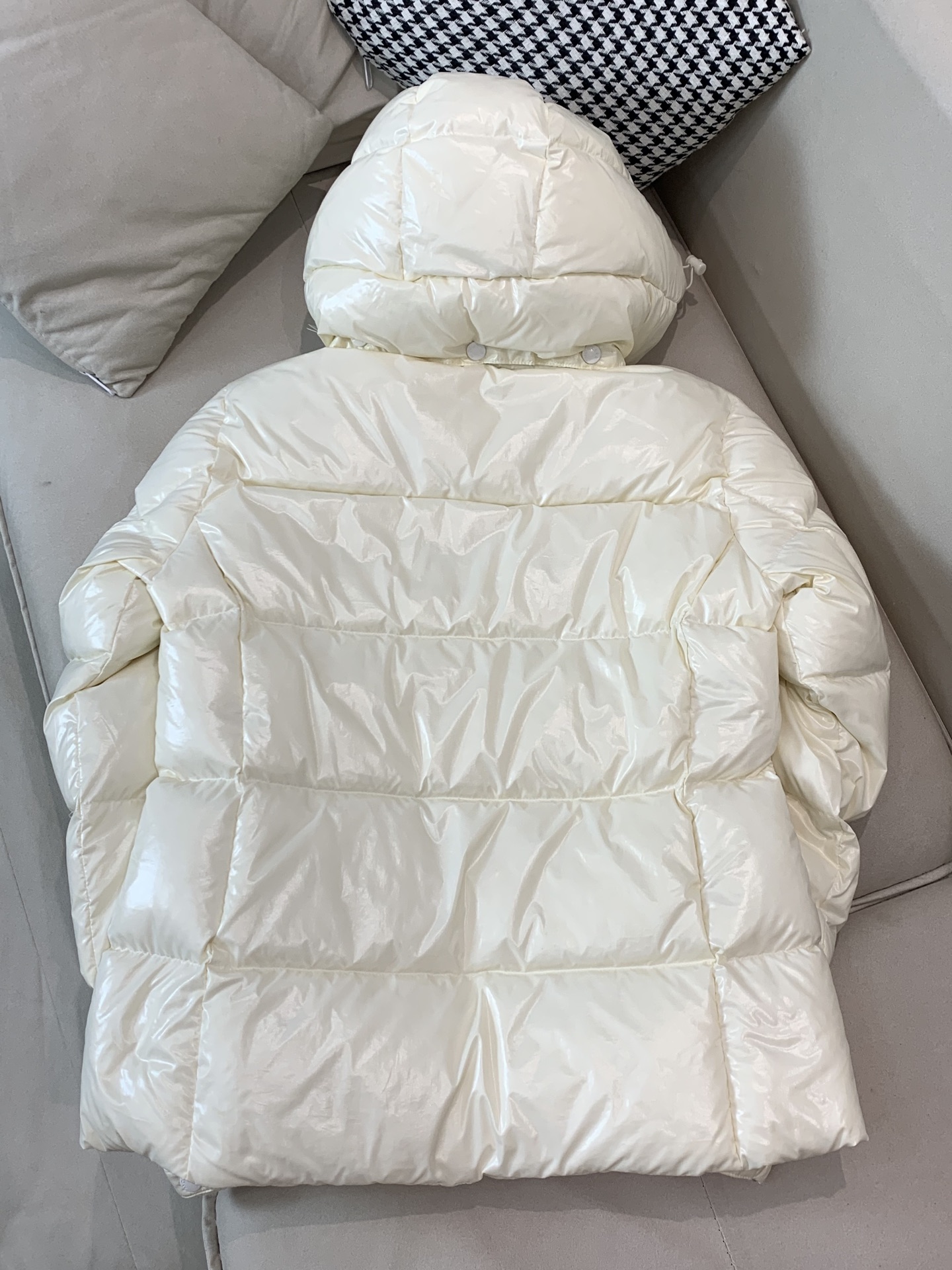 。Moncler蒙口25女冬GLAREINS收腰连帽亮羽绒服，超显瘦版型穿上秒变小蛮腰，内填90白鸭绒，