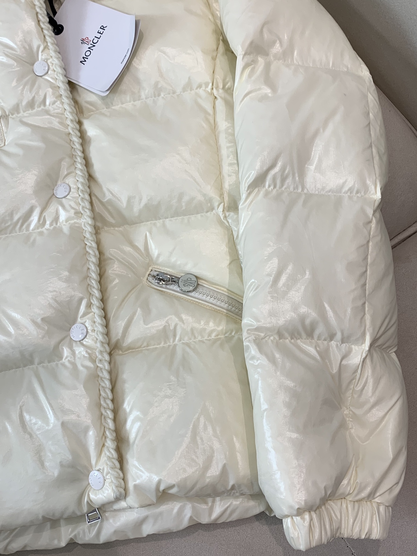 。Moncler蒙口25女冬GLAREINS收腰连帽亮羽绒服，超显瘦版型穿上秒变小蛮腰，内填90白鸭绒，