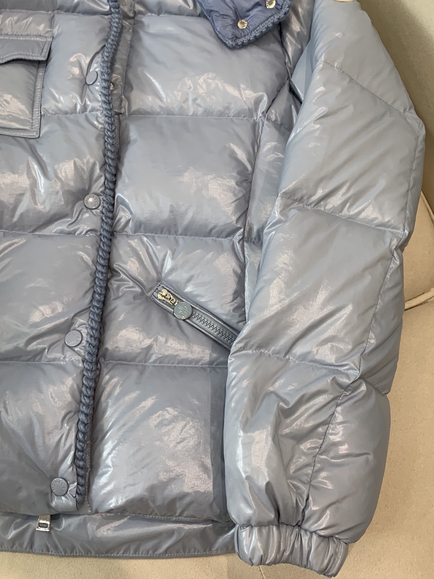 。Moncler蒙口25女冬GLAREINS收腰连帽亮羽绒服，超显瘦版型穿上秒变小蛮腰，内填90白鸭绒，