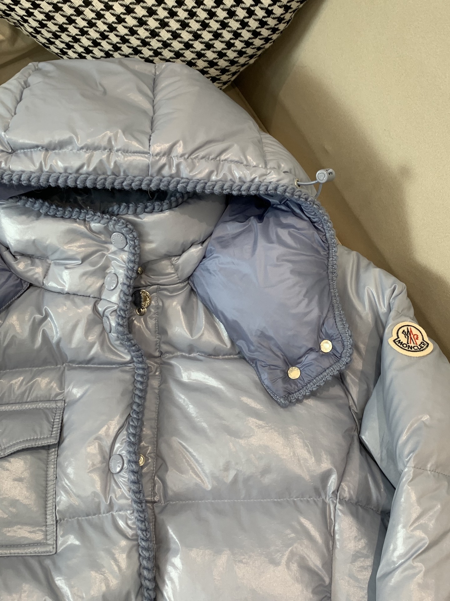 。Moncler蒙口25女冬GLAREINS收腰连帽亮羽绒服，超显瘦版型穿上秒变小蛮腰，内填90白鸭绒，