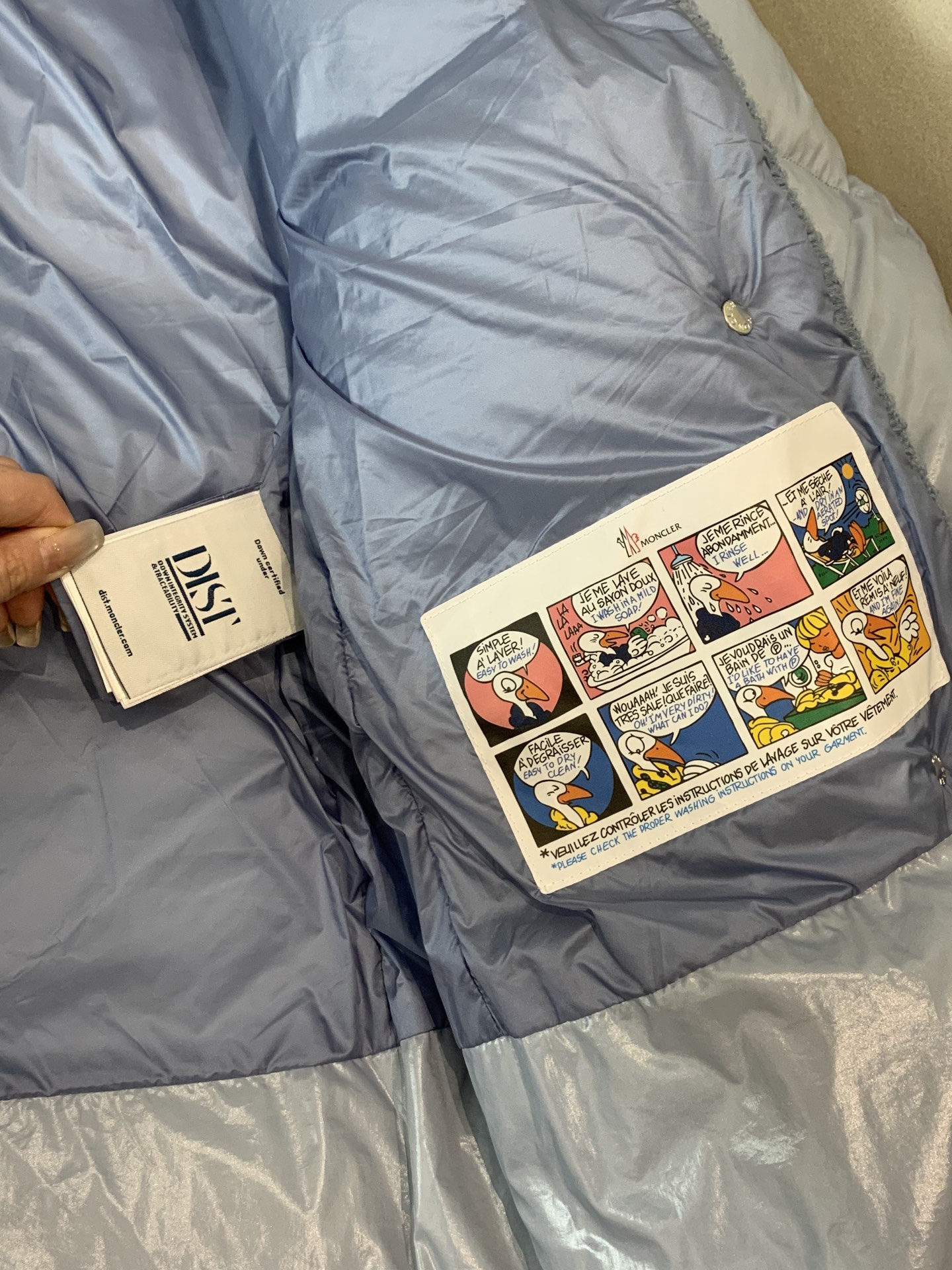 。Moncler蒙口25女冬GLAREINS收腰连帽亮羽绒服，超显瘦版型穿上秒变小蛮腰，内填90白鸭绒，