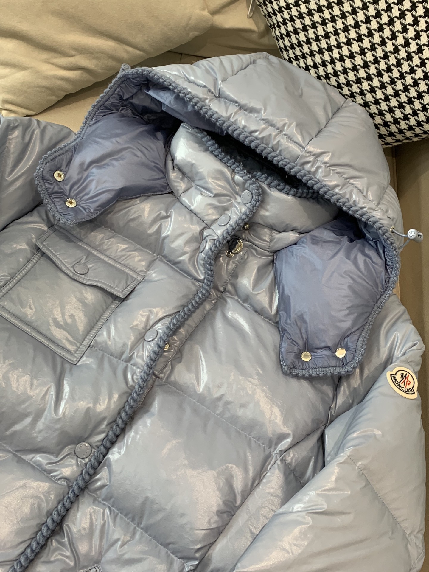 。Moncler蒙口25女冬GLAREINS收腰连帽亮羽绒服，超显瘦版型穿上秒变小蛮腰，内填90白鸭绒，