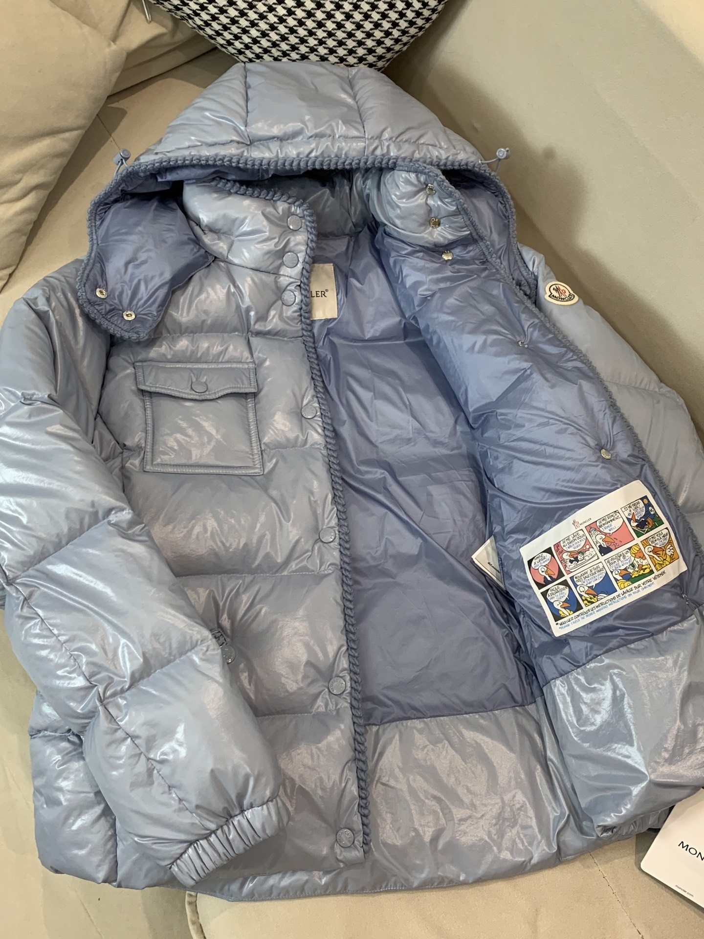 。Moncler蒙口25女冬GLAREINS收腰连帽亮羽绒服，超显瘦版型穿上秒变小蛮腰，内填90白鸭绒，