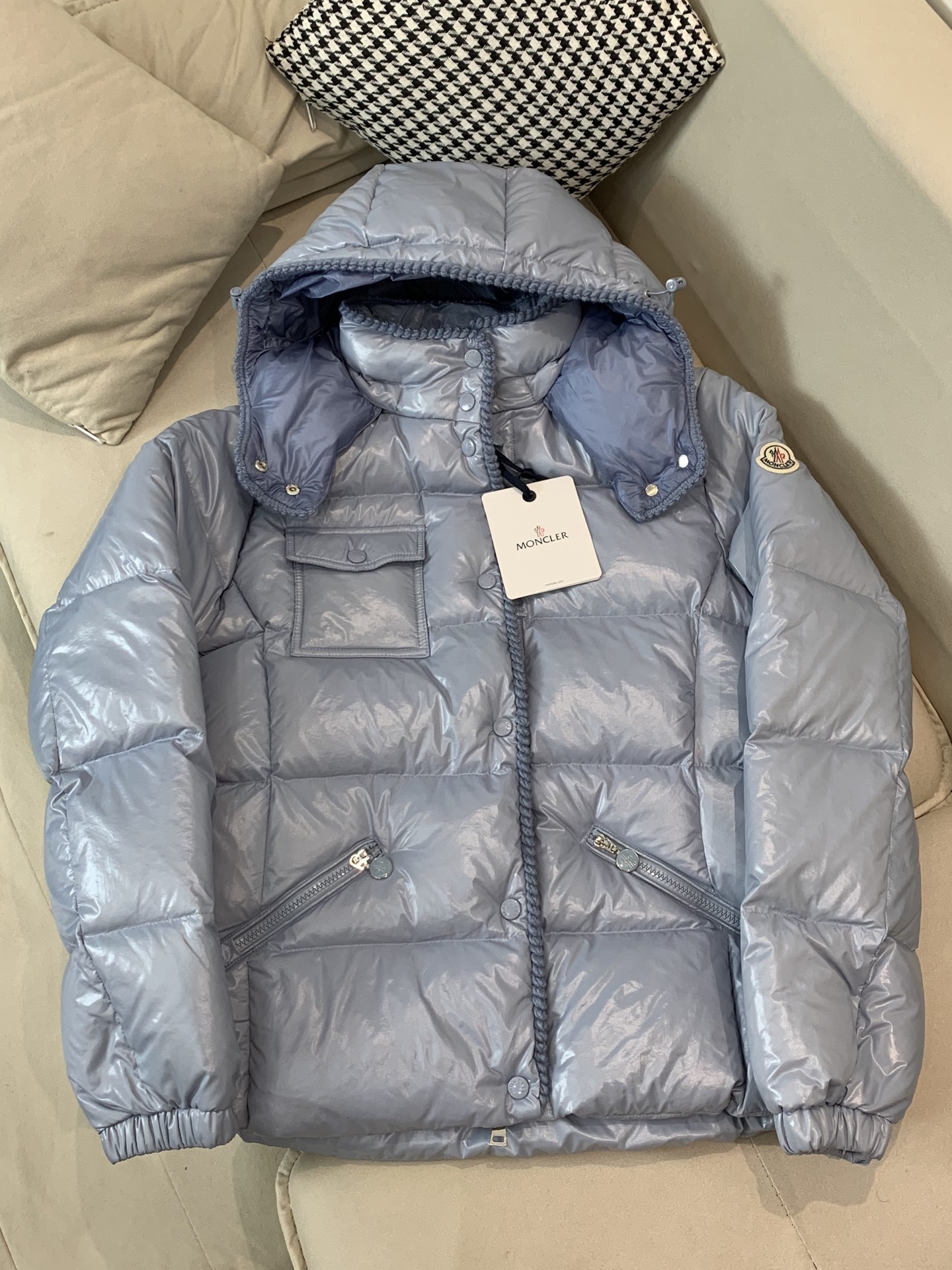 。Moncler蒙口25女冬GLAREINS收腰连帽亮羽绒服，超显瘦版型穿上秒变小蛮腰，内填90白鸭绒，