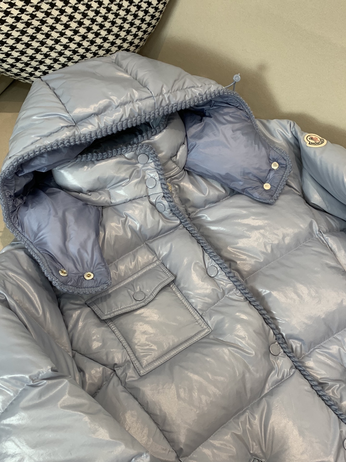 。Moncler蒙口25女冬GLAREINS收腰连帽亮羽绒服，超显瘦版型穿上秒变小蛮腰，内填90白鸭绒，