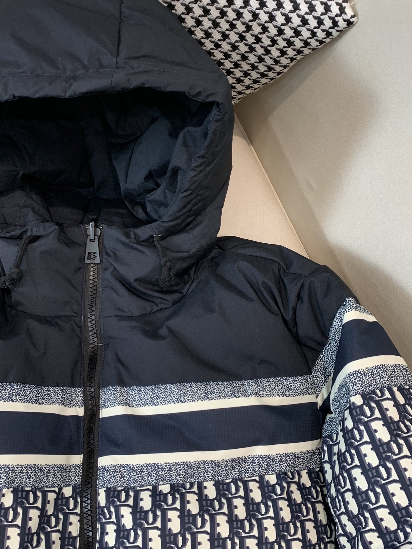 。迪家男士羽绒双面外套 秋冬新款，秋末初冬季节必不可少的单品，内里90%白鸭绒，客供进口提花面料，手感一