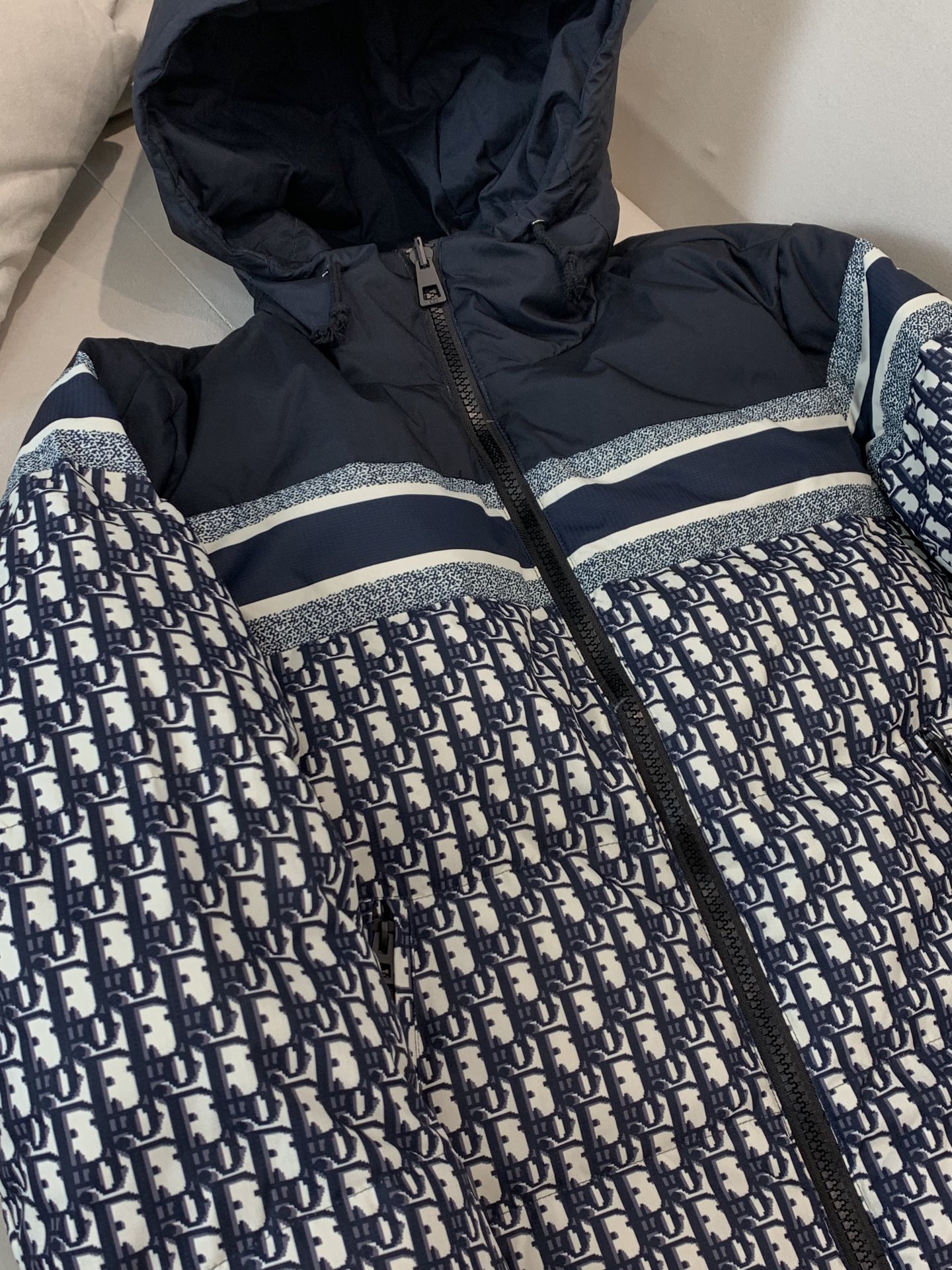 。迪家男士羽绒双面外套 秋冬新款，秋末初冬季节必不可少的单品，内里90%白鸭绒，客供进口提花面料，手感一