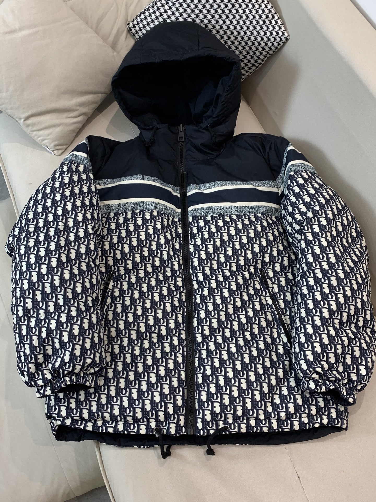 。迪家男士羽绒双面外套 秋冬新款，秋末初冬季节必不可少的单品，内里90%白鸭绒，客供进口提花面料，手感一