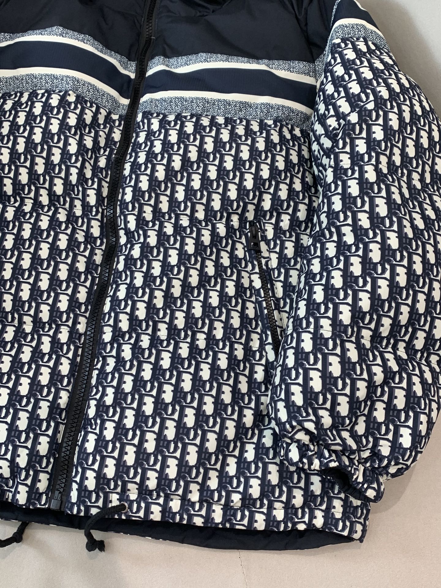 。迪家男士羽绒双面外套 秋冬新款，秋末初冬季节必不可少的单品，内里90%白鸭绒，客供进口提花面料，手感一