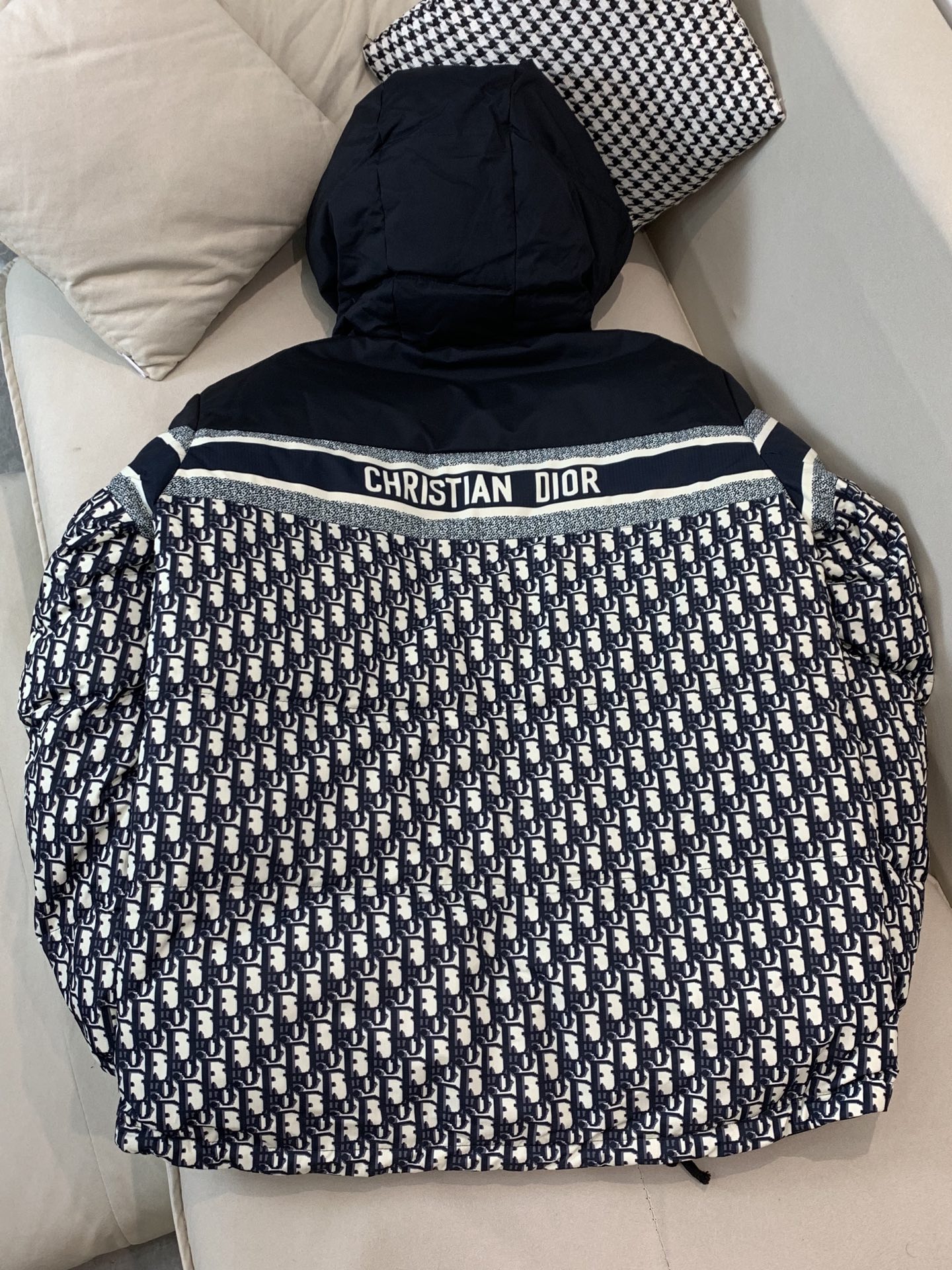 。迪家男士羽绒双面外套 秋冬新款，秋末初冬季节必不可少的单品，内里90%白鸭绒，客供进口提花面料，手感一