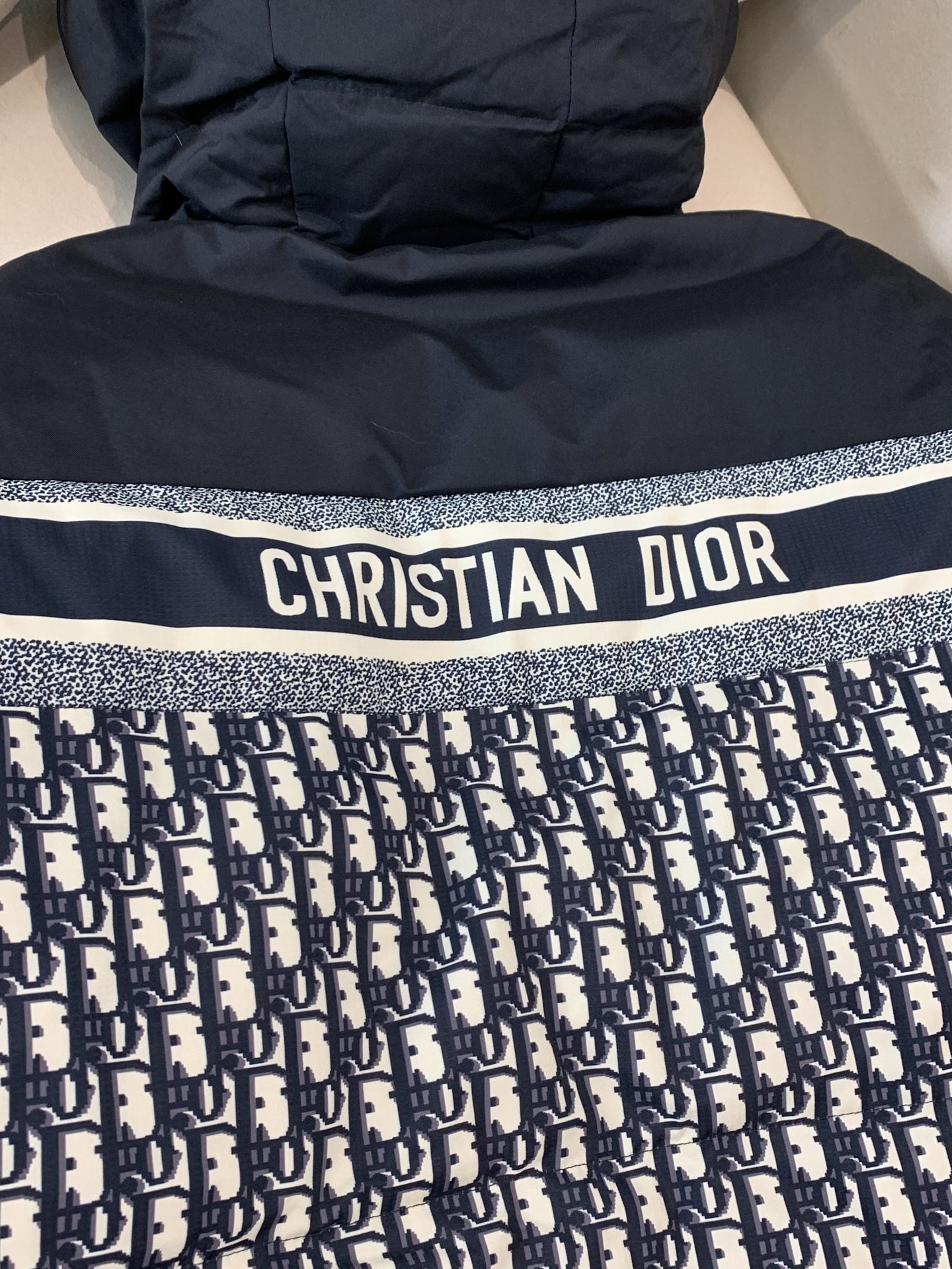 。迪家男士羽绒双面外套 秋冬新款，秋末初冬季节必不可少的单品，内里90%白鸭绒，客供进口提花面料，手感一