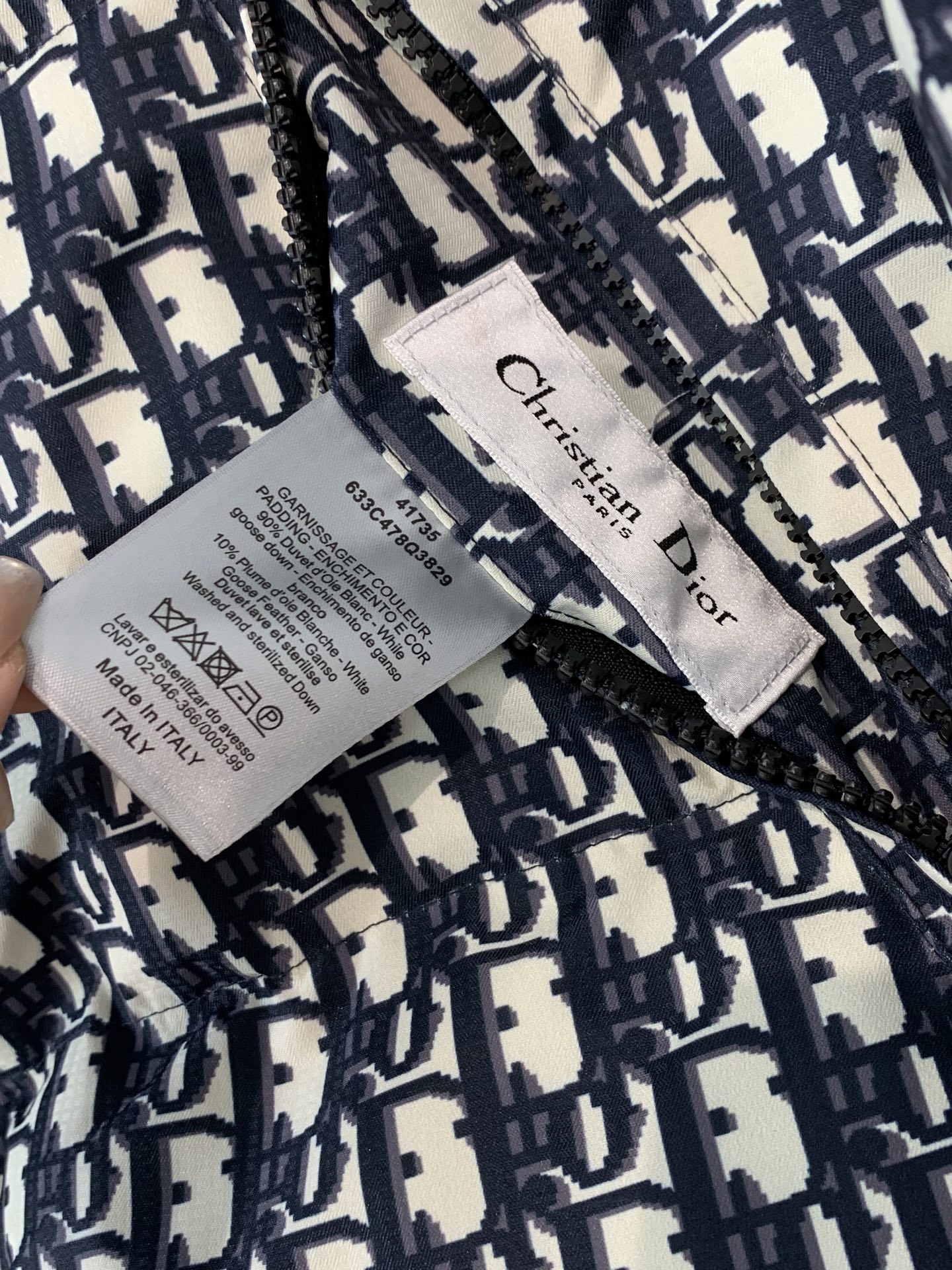 。迪家男士羽绒双面外套 秋冬新款，秋末初冬季节必不可少的单品，内里90%白鸭绒，客供进口提花面料，手感一