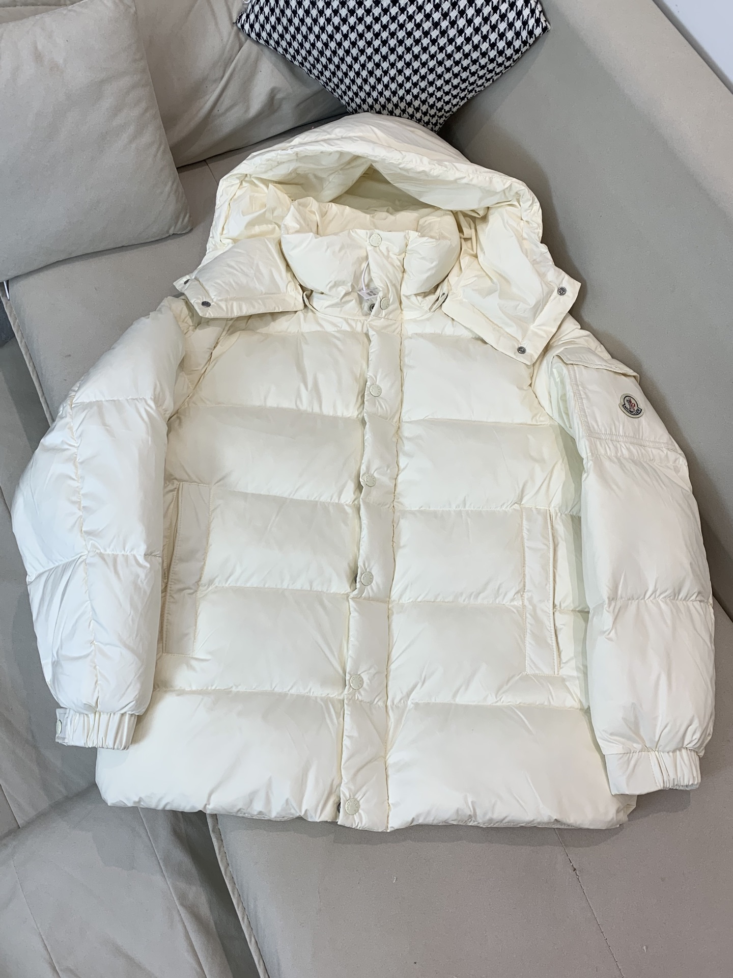 。⬆️Moncler【新品】Maya 70冬季羽绒服夹克外套.干枯玫瑰粉.珍珠灰.火的一塌糊涂.反季柜台