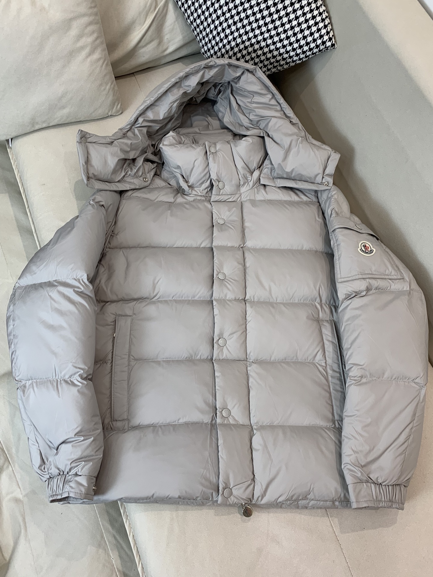 。⬆️Moncler【新品】Maya 70冬季羽绒服夹克外套.干枯玫瑰粉.珍珠灰.火的一塌糊涂.反季柜台