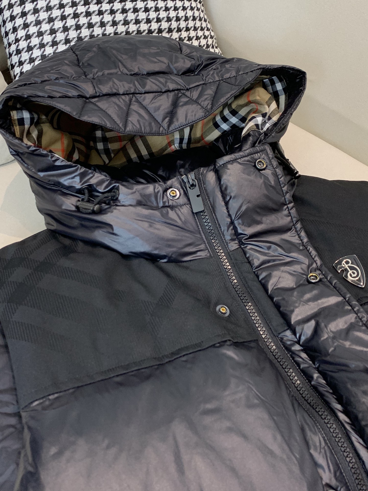 。羽绒 巴宝莉轻奢商务风立领羽绒马甲，内里填充90鸭绒，保暖舒适，面料选用质量上乘的环保可再生100%聚