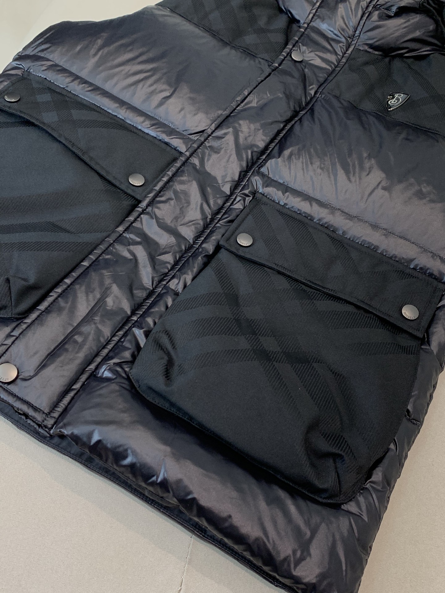 。羽绒 巴宝莉轻奢商务风立领羽绒马甲，内里填充90鸭绒，保暖舒适，面料选用质量上乘的环保可再生100%聚