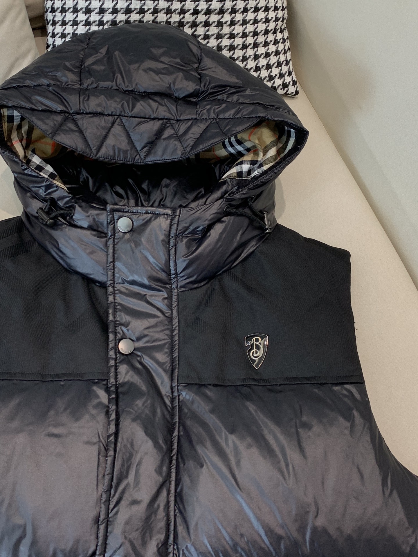 。羽绒 巴宝莉轻奢商务风立领羽绒马甲，内里填充90鸭绒，保暖舒适，面料选用质量上乘的环保可再生100%聚