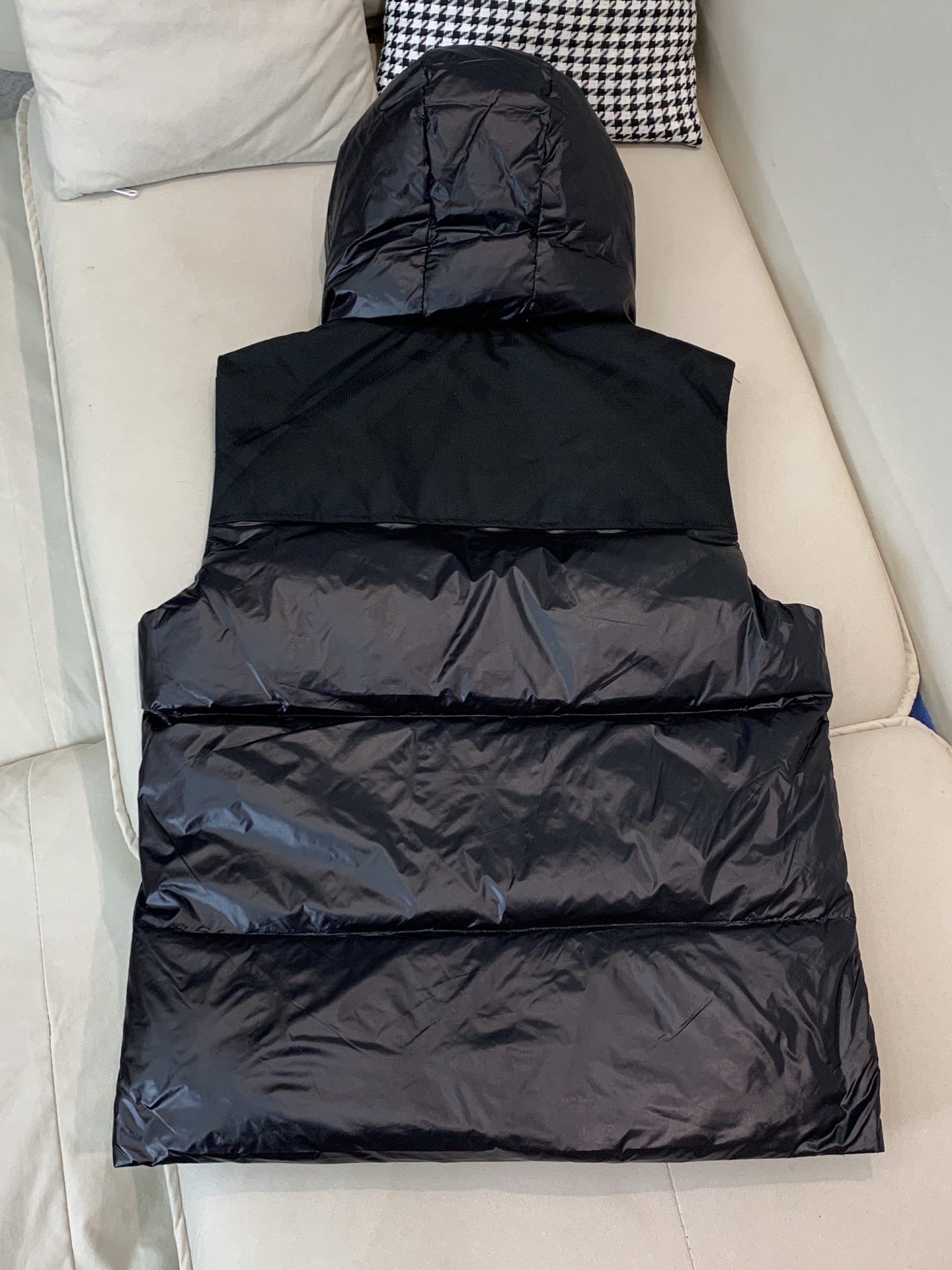 。羽绒 巴宝莉轻奢商务风立领羽绒马甲，内里填充90鸭绒，保暖舒适，面料选用质量上乘的环保可再生100%聚