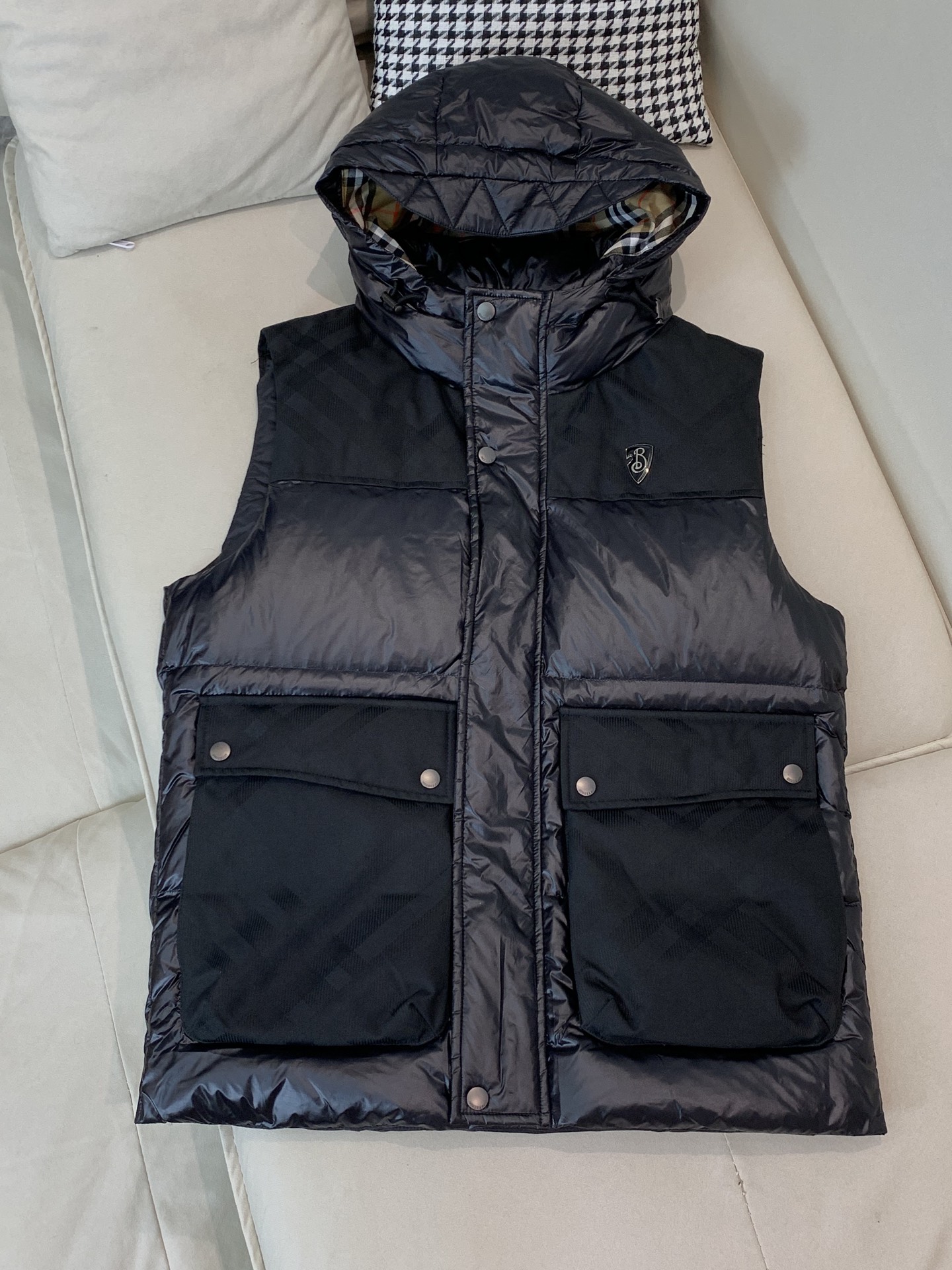 。羽绒 巴宝莉轻奢商务风立领羽绒马甲，内里填充90鸭绒，保暖舒适，面料选用质量上乘的环保可再生100%聚