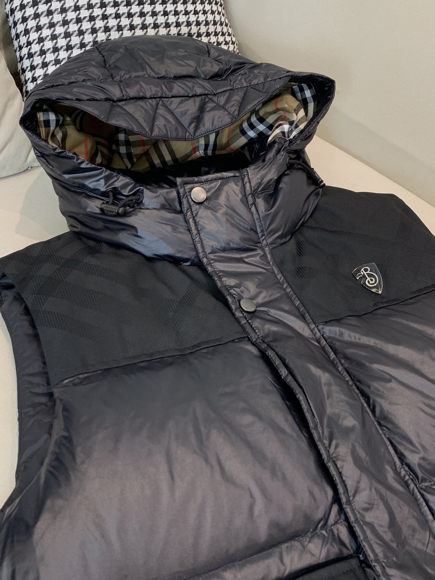 。羽绒 巴宝莉轻奢商务风立领羽绒马甲，内里填充90鸭绒，保暖舒适，面料选用质量上乘的环保可再生100%聚