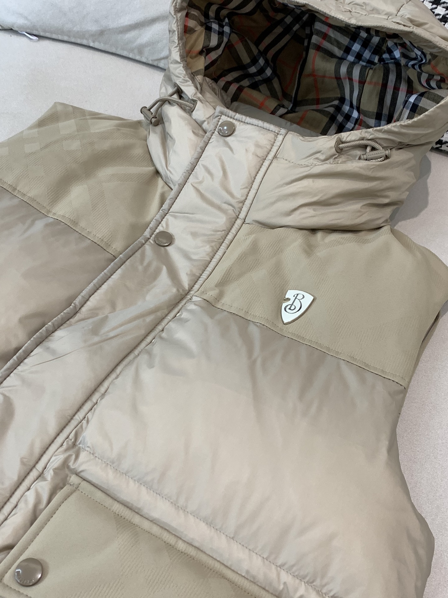 。羽绒 巴宝莉轻奢商务风立领羽绒马甲，内里填充90鸭绒，保暖舒适，面料选用质量上乘的环保可再生100%聚