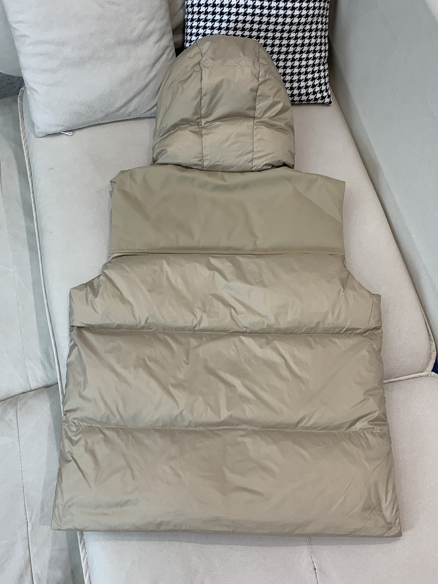 。羽绒 巴宝莉轻奢商务风立领羽绒马甲，内里填充90鸭绒，保暖舒适，面料选用质量上乘的环保可再生100%聚