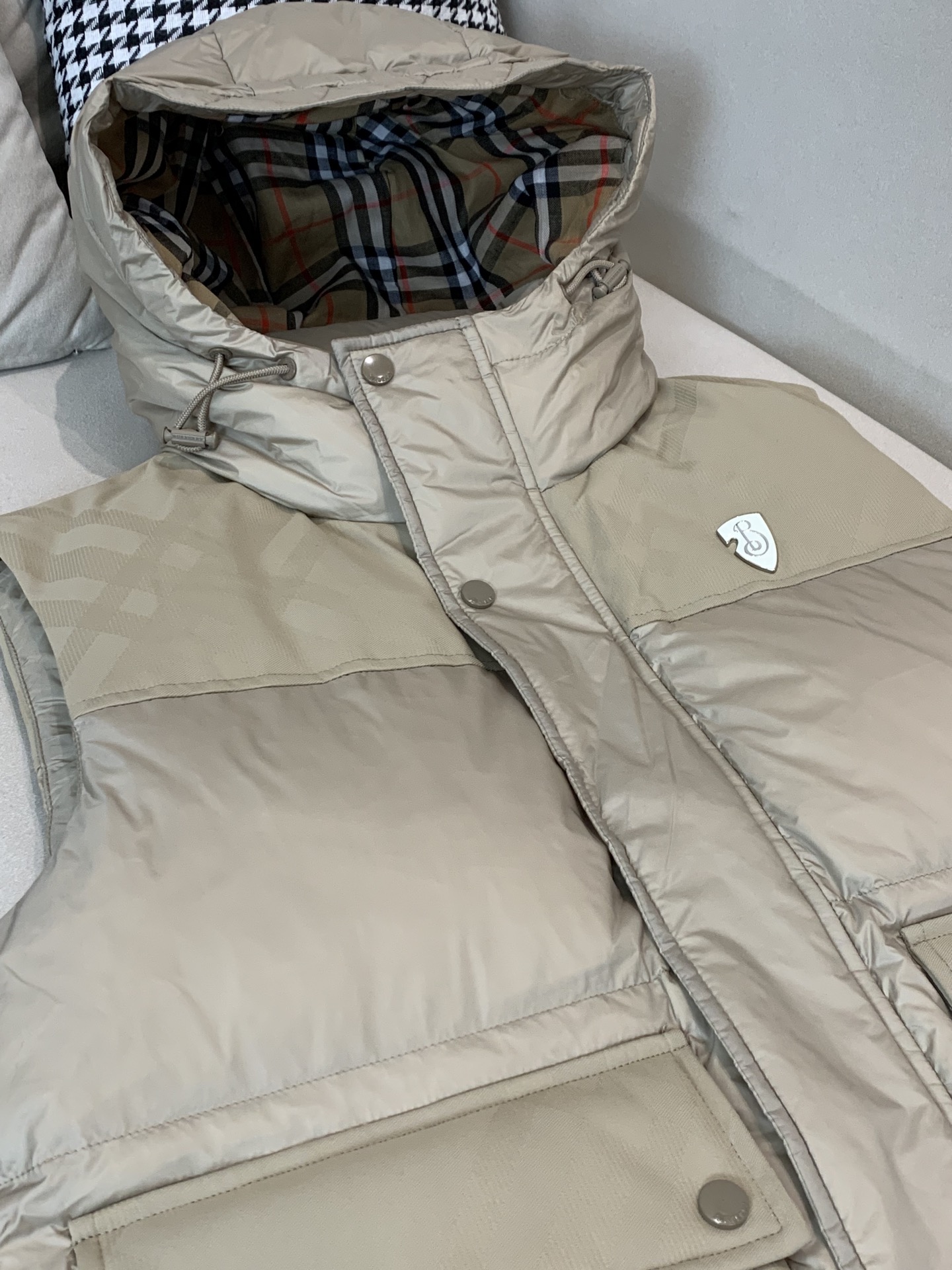 。羽绒 巴宝莉轻奢商务风立领羽绒马甲，内里填充90鸭绒，保暖舒适，面料选用质量上乘的环保可再生100%聚