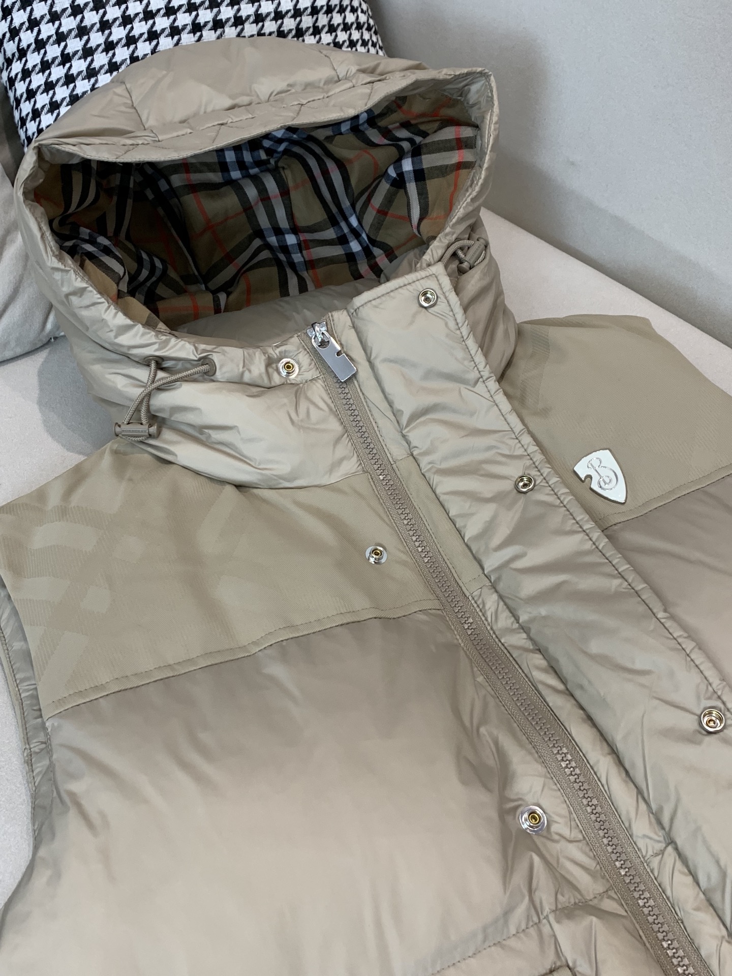 。羽绒 巴宝莉轻奢商务风立领羽绒马甲，内里填充90鸭绒，保暖舒适，面料选用质量上乘的环保可再生100%聚