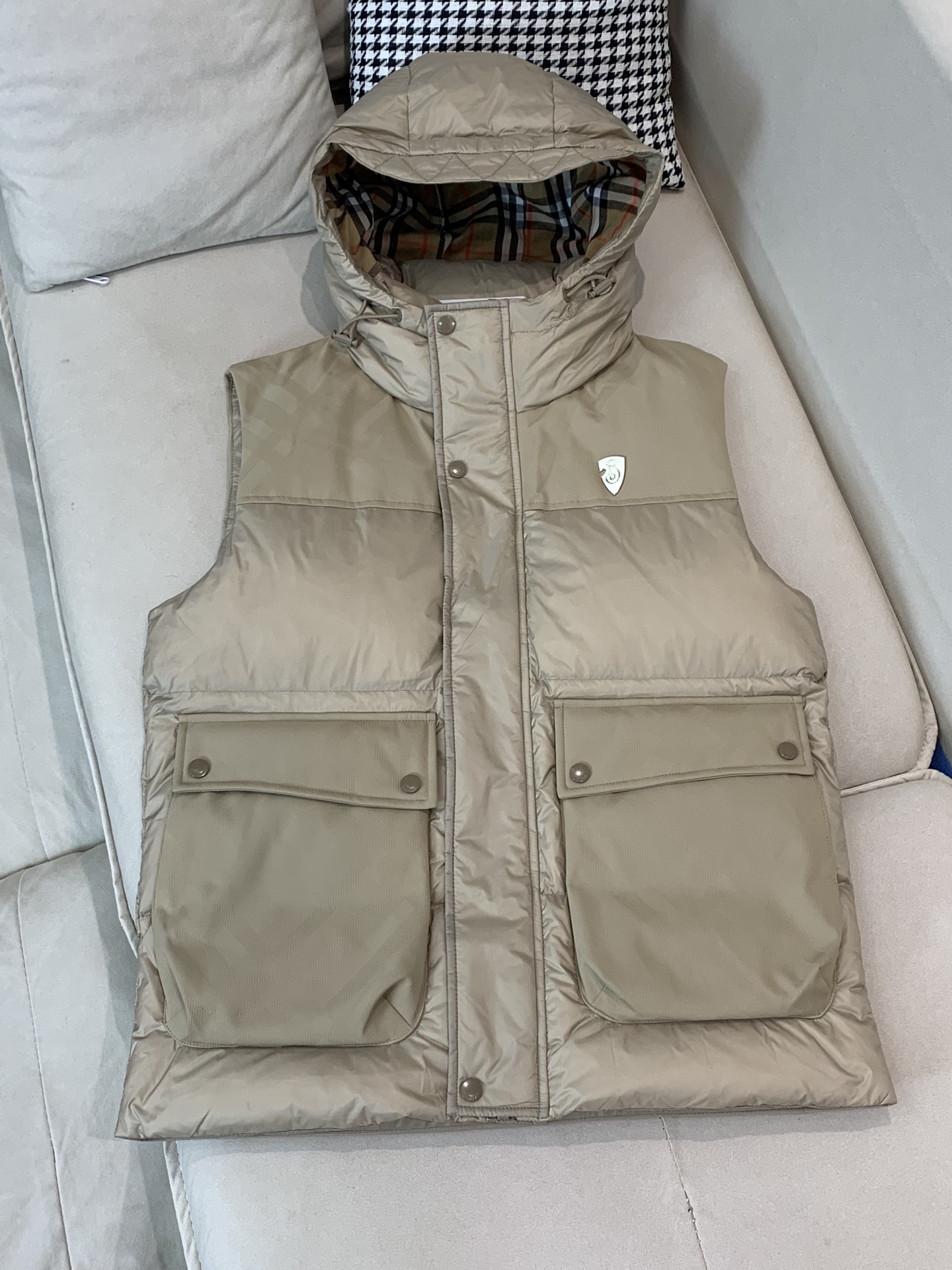 。羽绒 巴宝莉轻奢商务风立领羽绒马甲，内里填充90鸭绒，保暖舒适，面料选用质量上乘的环保可再生100%聚