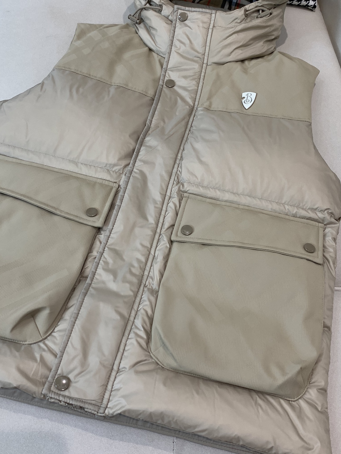 。羽绒 巴宝莉轻奢商务风立领羽绒马甲，内里填充90鸭绒，保暖舒适，面料选用质量上乘的环保可再生100%聚