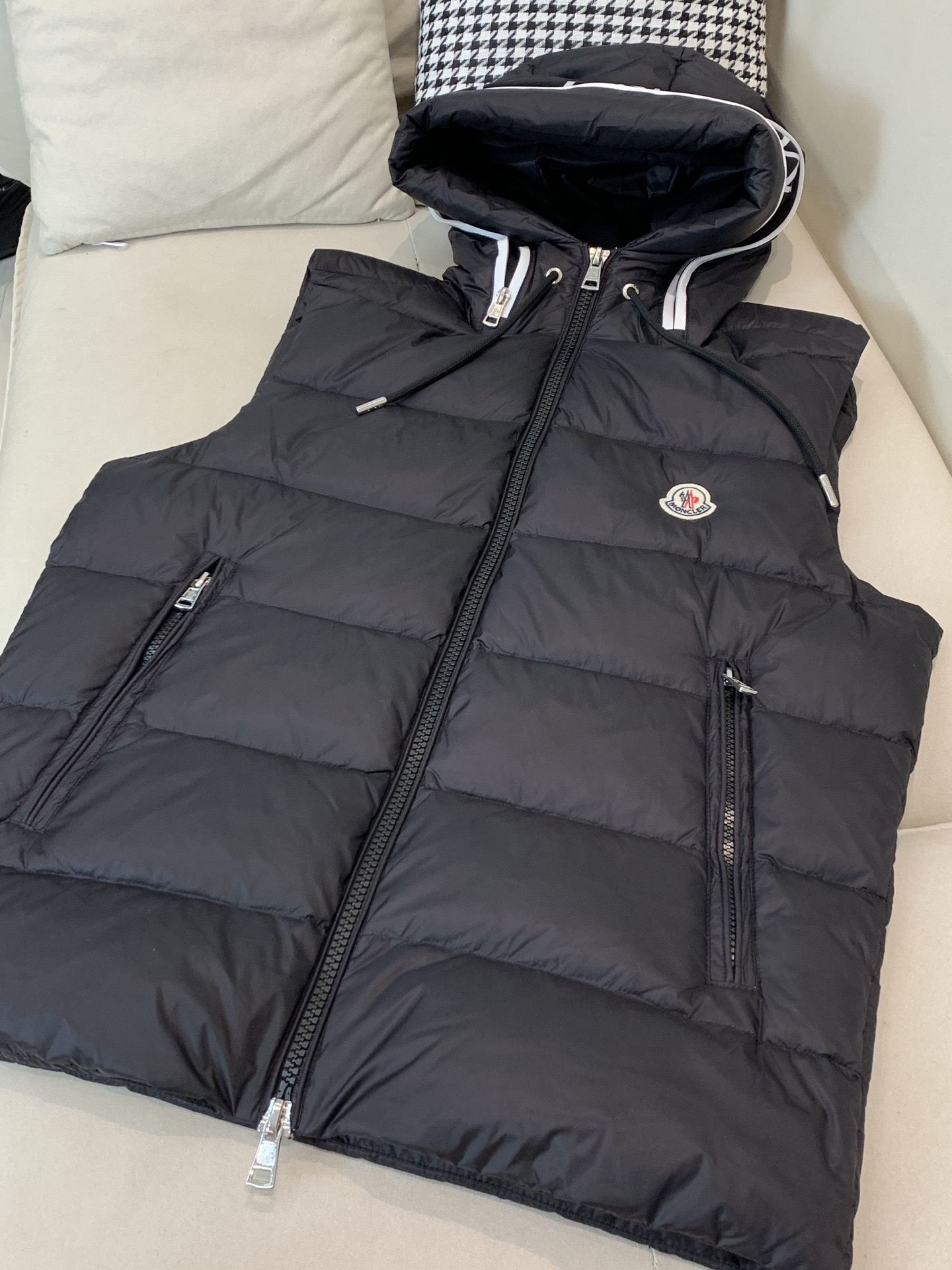 。 羽绒 蒙口💥独家专供秋冬新款连帽羽绒马甲。贸易公司渠道稀出，左前胸品牌logo帽子不可拆卸设计。降温