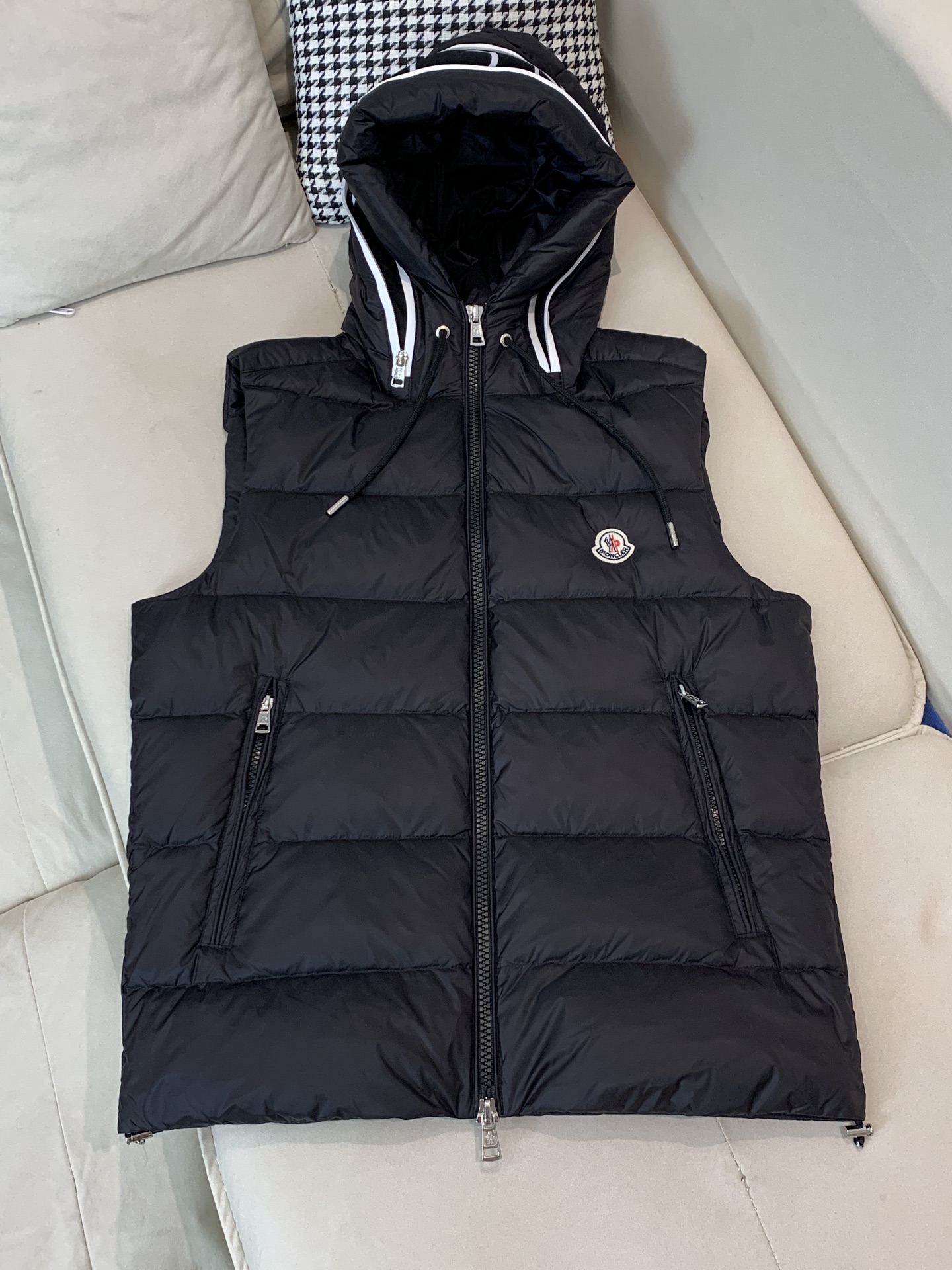 。 羽绒 蒙口💥独家专供秋冬新款连帽羽绒马甲。贸易公司渠道稀出，左前胸品牌logo帽子不可拆卸设计。降温