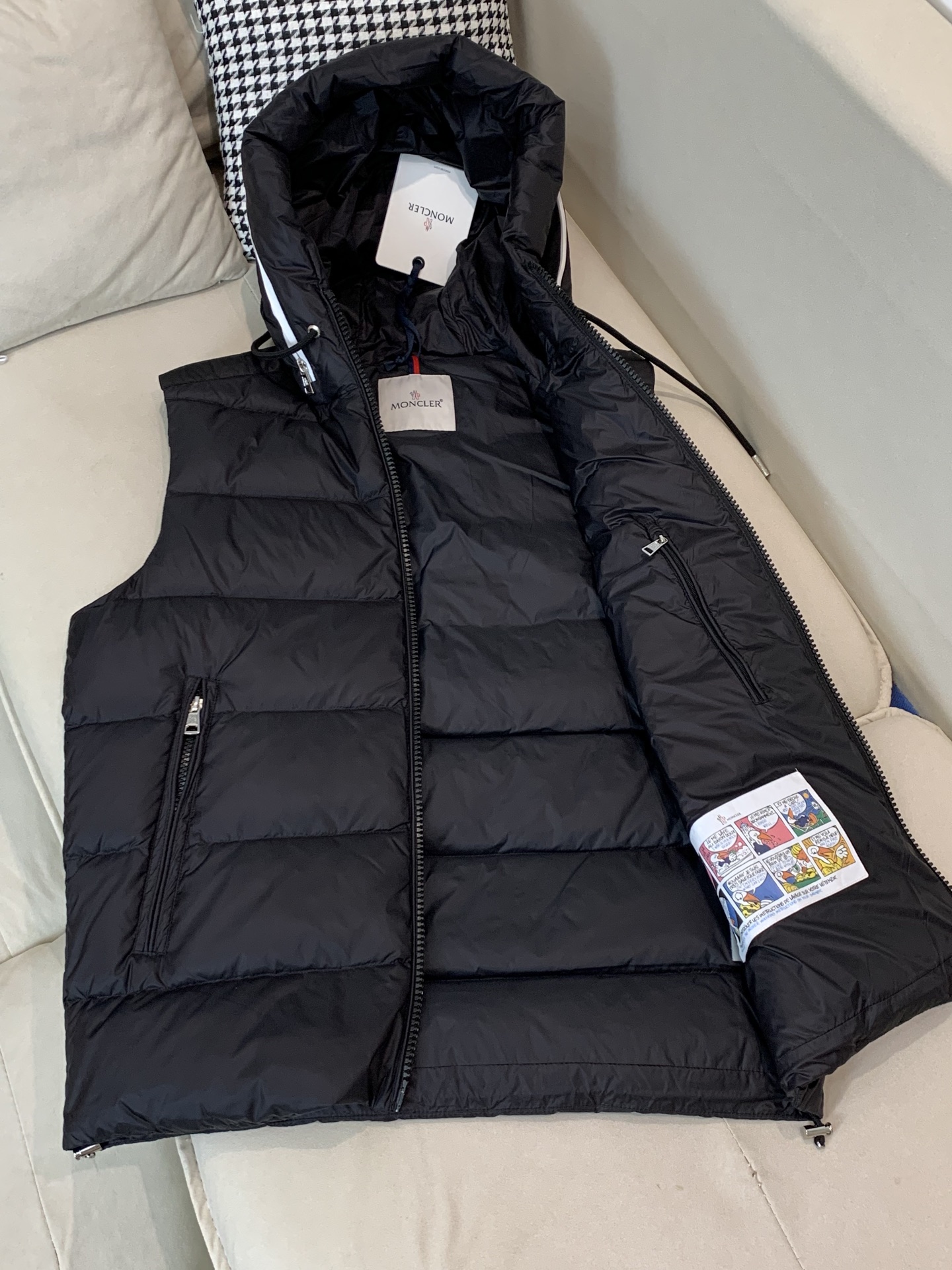 。 羽绒 蒙口💥独家专供秋冬新款连帽羽绒马甲。贸易公司渠道稀出，左前胸品牌logo帽子不可拆卸设计。降温