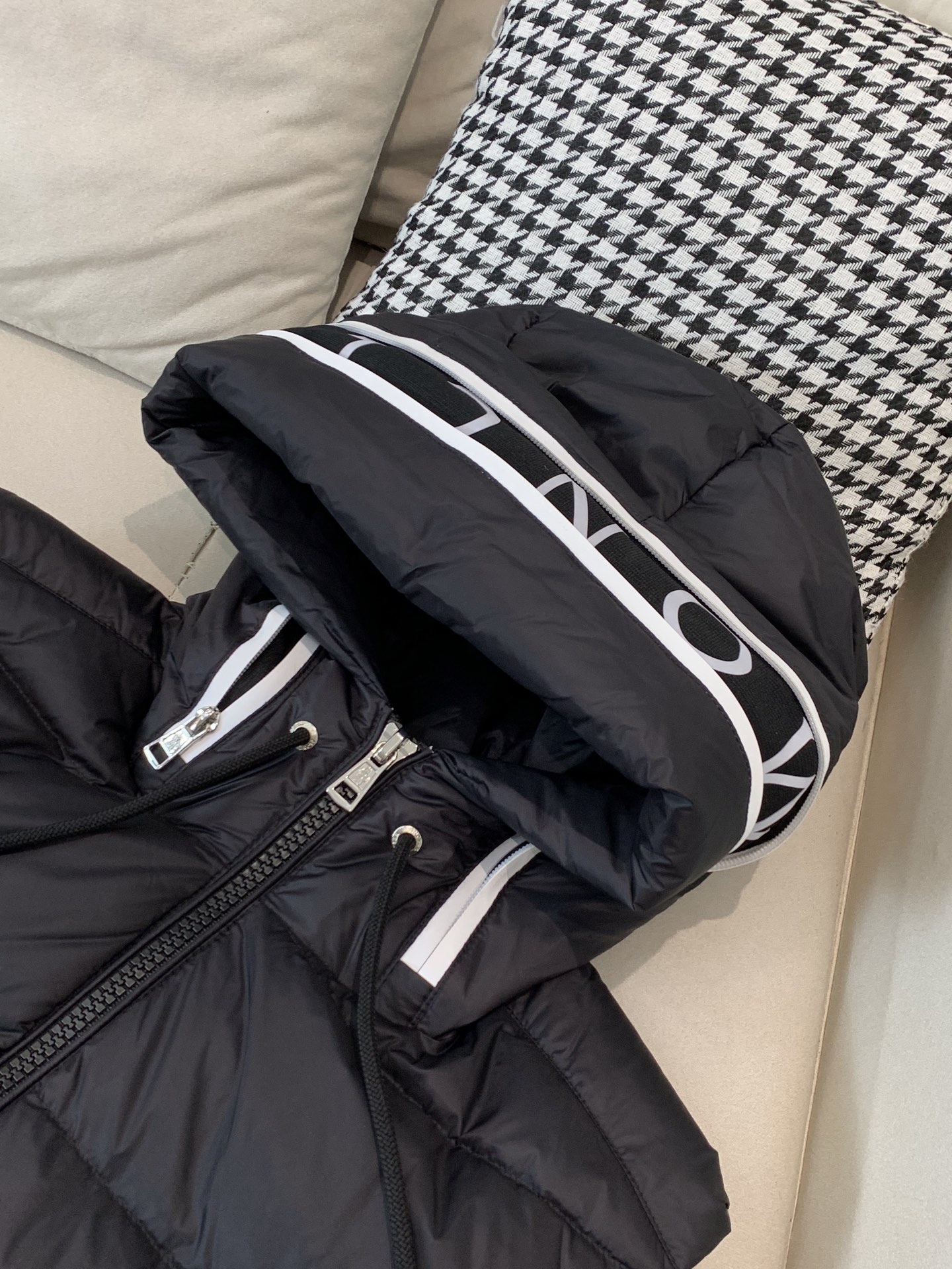 。 羽绒 蒙口💥独家专供秋冬新款连帽羽绒马甲。贸易公司渠道稀出，左前胸品牌logo帽子不可拆卸设计。降温