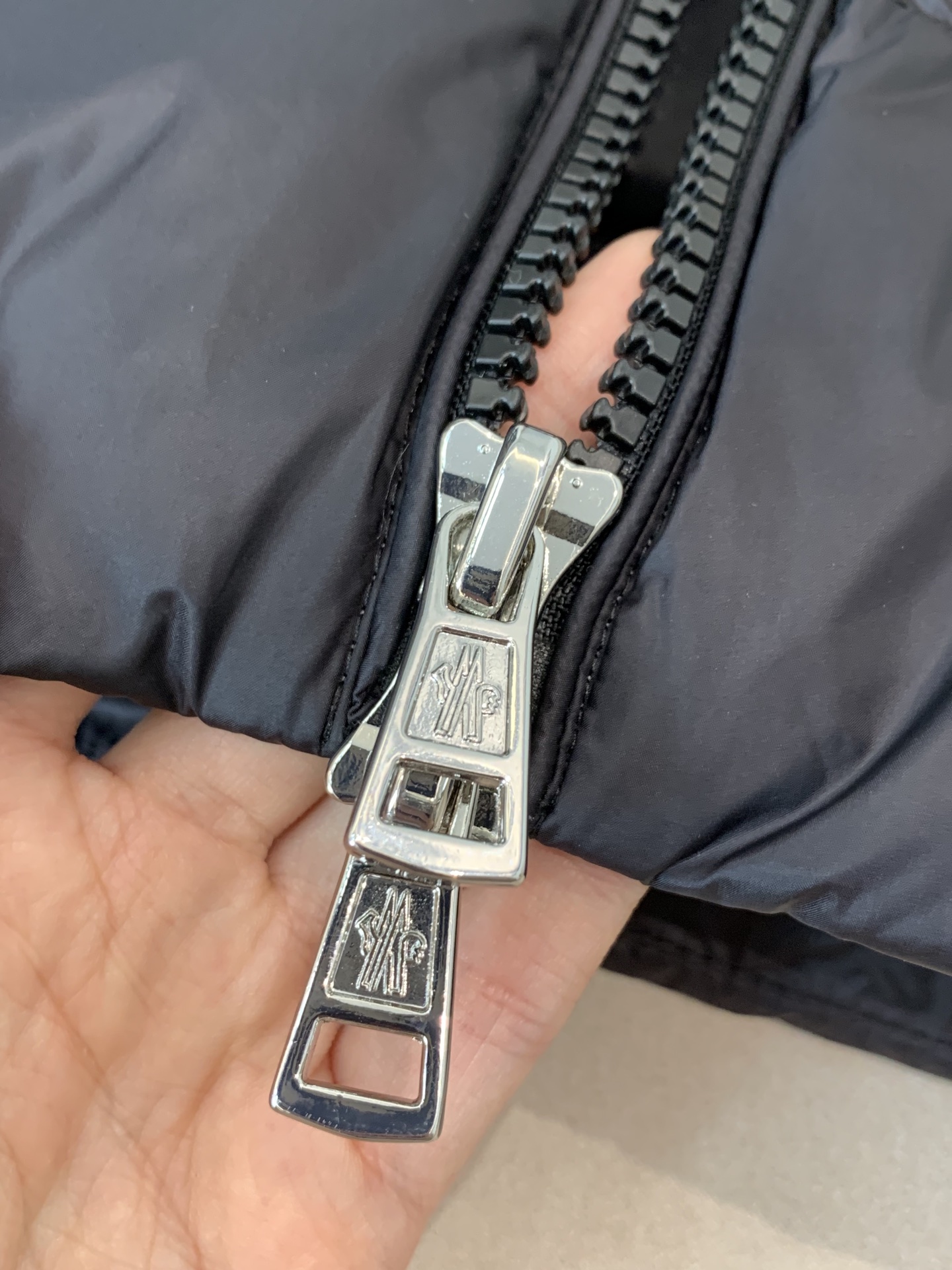 。 羽绒 蒙口💥独家专供秋冬新款连帽羽绒马甲。贸易公司渠道稀出，左前胸品牌logo帽子不可拆卸设计。降温